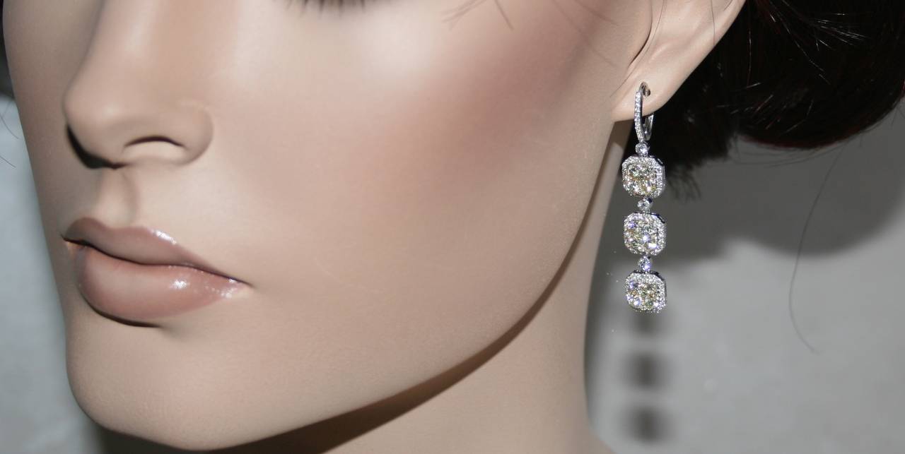 Ein Paar brandneue, wunderschöne dreistufige Diamantohrringe.
Die Ohrringe sind fancy hellgelbe und weiße Diamanten.
Die Ohrringe sind aus 18K Gelb- und Weißgold 
Es sind 3,00 Karat in Fancy Light Yellow Diamanten VS
Es sind 1,45 Karat in weißen
