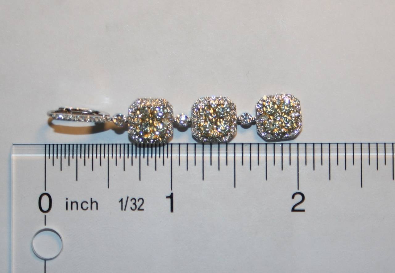 4,45 Karat Fancy Hellgelber Diamant Gold Dreistufige Ohrhänger (Rundschliff) im Angebot
