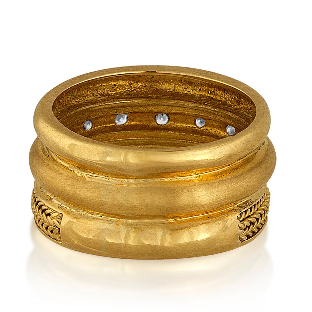 Schöne breite Band Baraka Ring.
Der Ring ist aus 18K/750 Gelbgold mit 0,15ct Diamanten F VS.
Der Ring ist 1/2