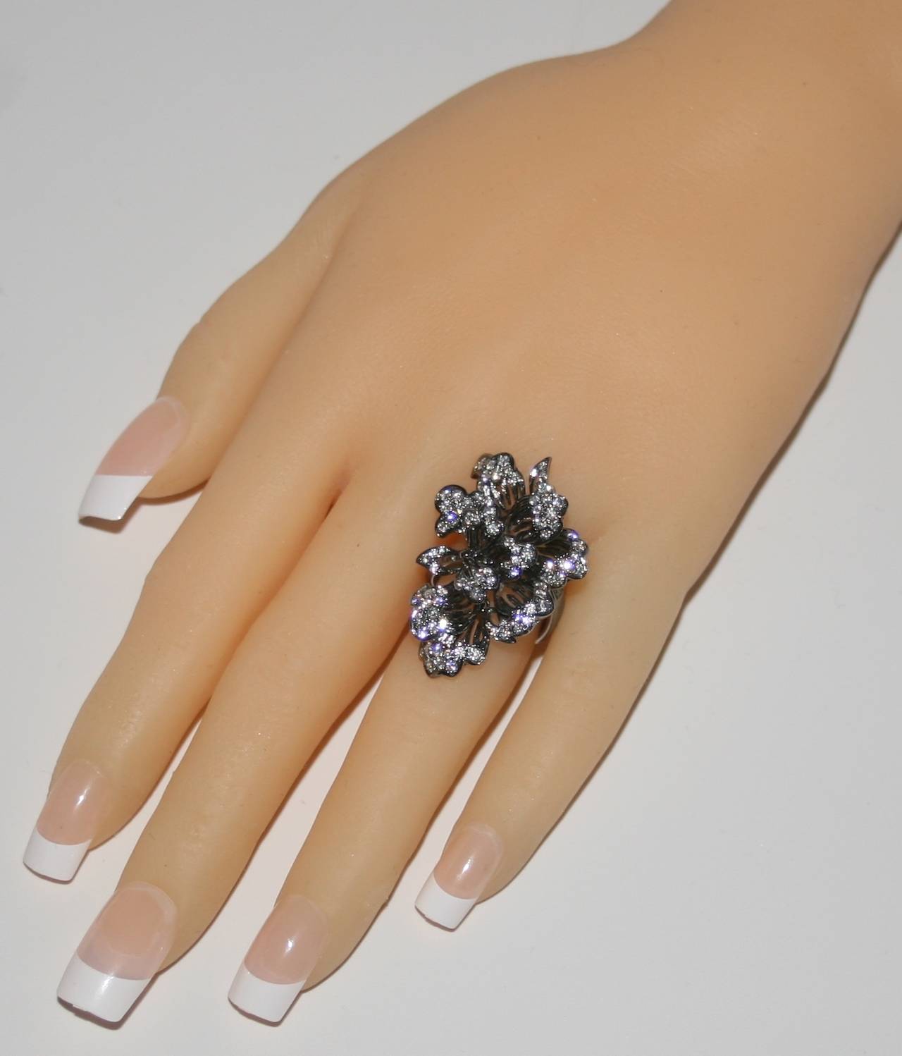 Taille ronde Bague en or Dickson Yewn Glorious Peony Collection 2.50 Carats Diamond en vente