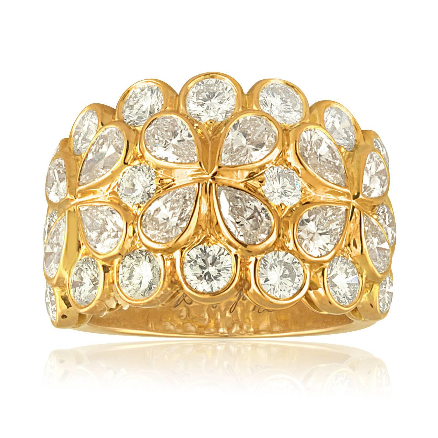 La bague est en or jaune 18 carats.
Il y a 4,25ct de diamants F VVS.
L'anneau porte des marques de fabricant français sur l'extérieur de l'anneau.
La bague est accompagnée d'un certificat d'authenticité.
La bague est de taille 6,5, pas de