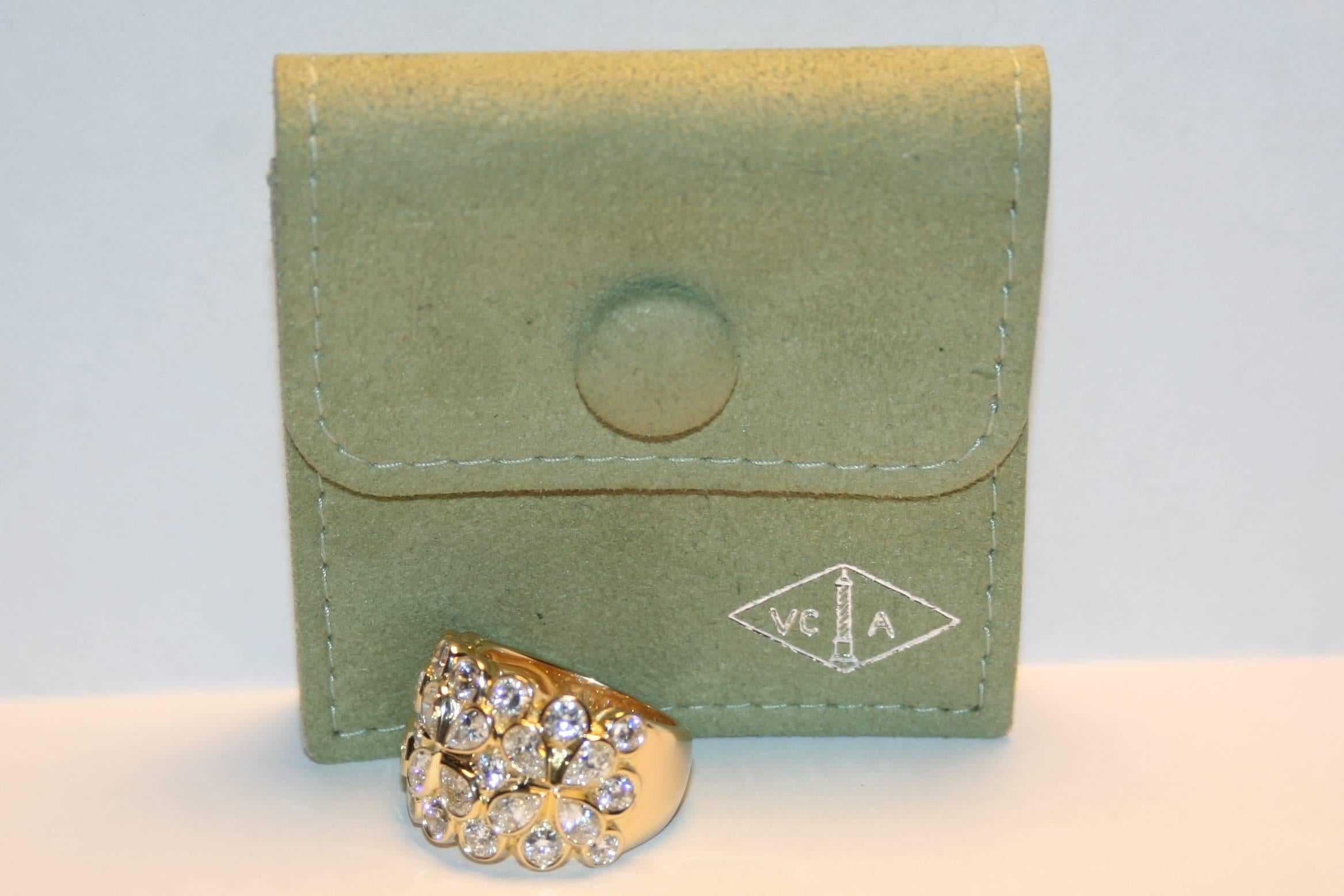 Taille poire Van Cleef & Arpels Bague à bande fleurie « Rosee » en or et diamants de 4,25 carats en vente