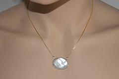 Mother of Pearl 0.26 Carats Diamond Gold Necklace
