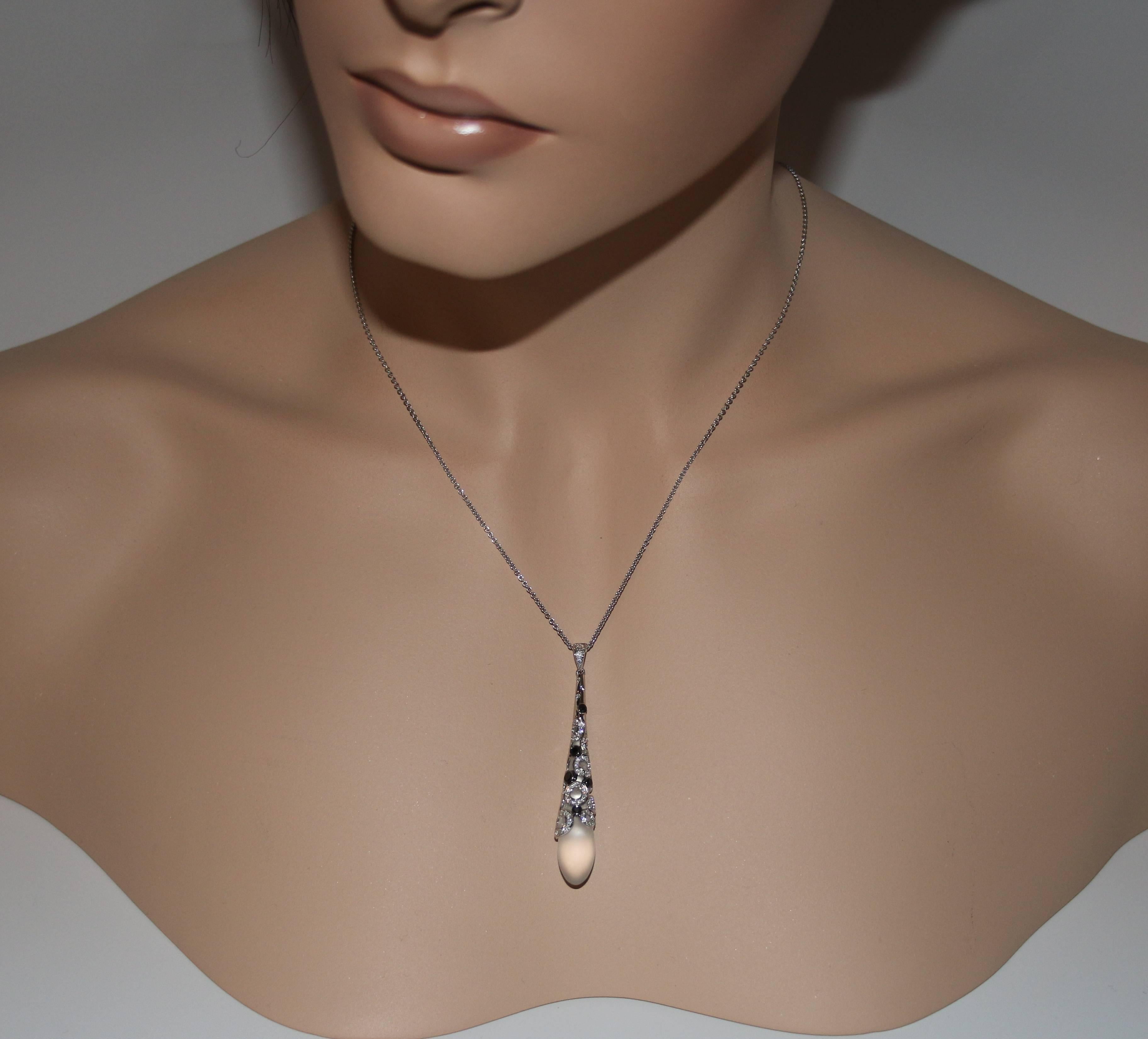 Moderne Collier pendentif en or avec diamants et spinelle noire en cristal de roche en forme de goutte d'eau en vente