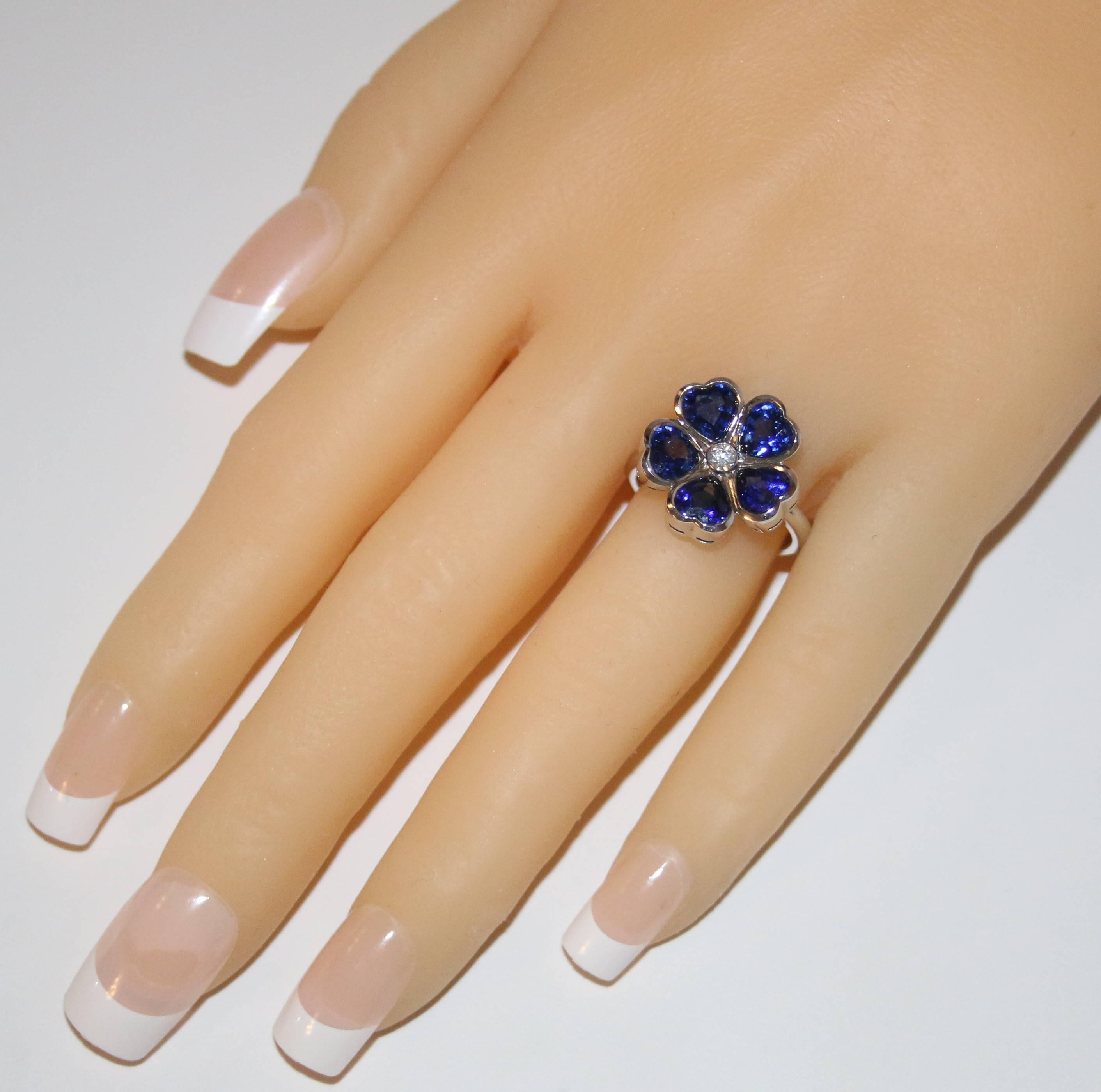 Round Cut 3.92 Carats Sapphire Diamond Gold Flower Ring