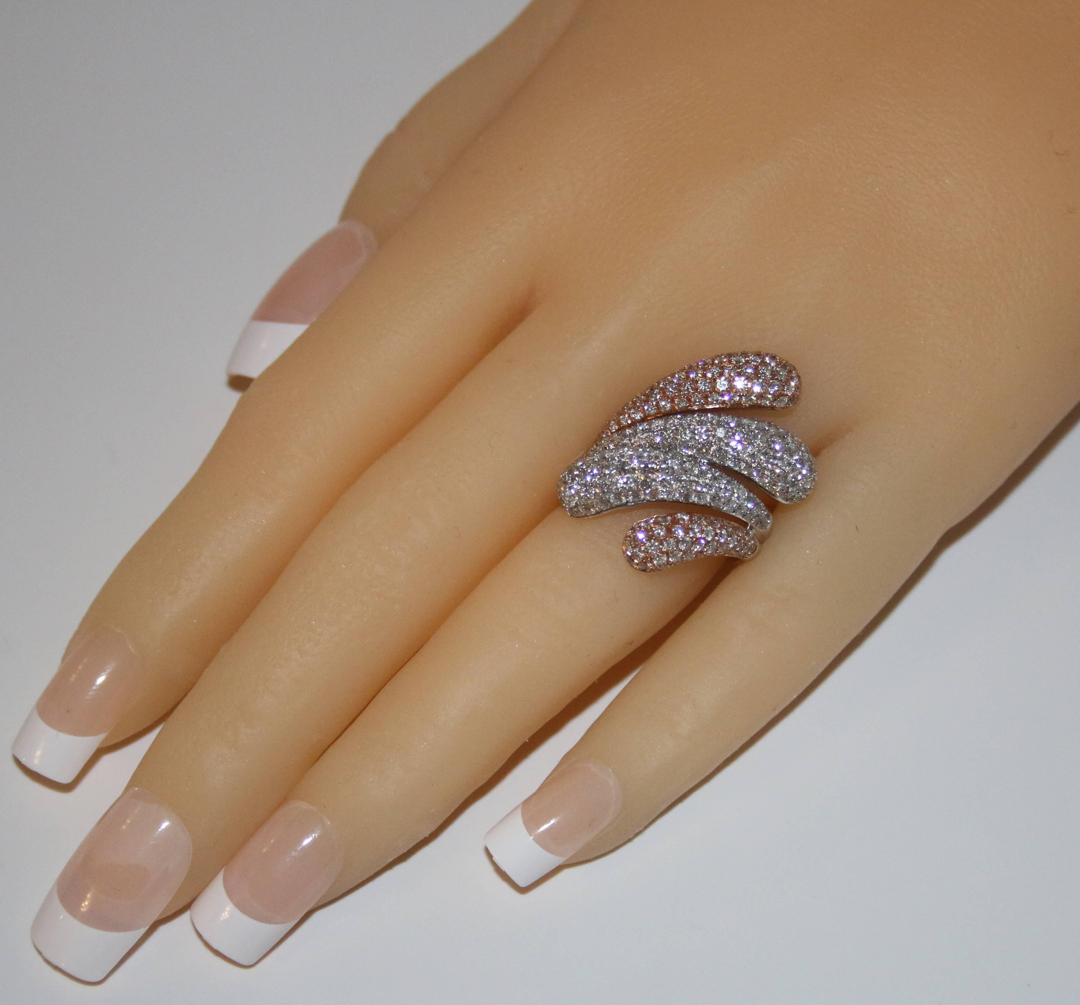 Anillo Bypass de Oro de Dos Tonos con Pavé de Diamantes de 3,28 Quilates Corte redondo en venta