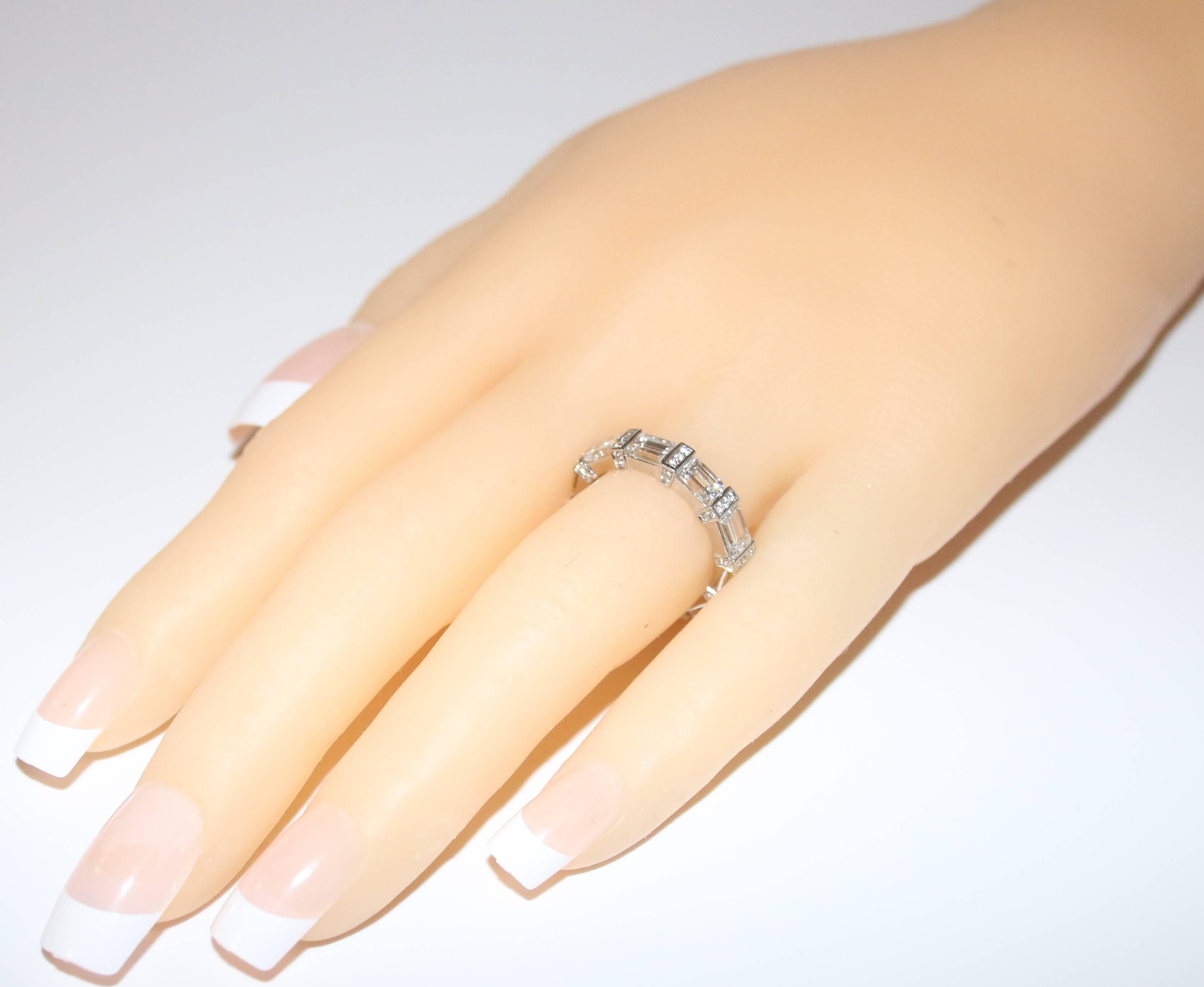 4,39 Karat Diamant Smaragdschliff Platin Ewigkeitsring (Moderne) im Angebot