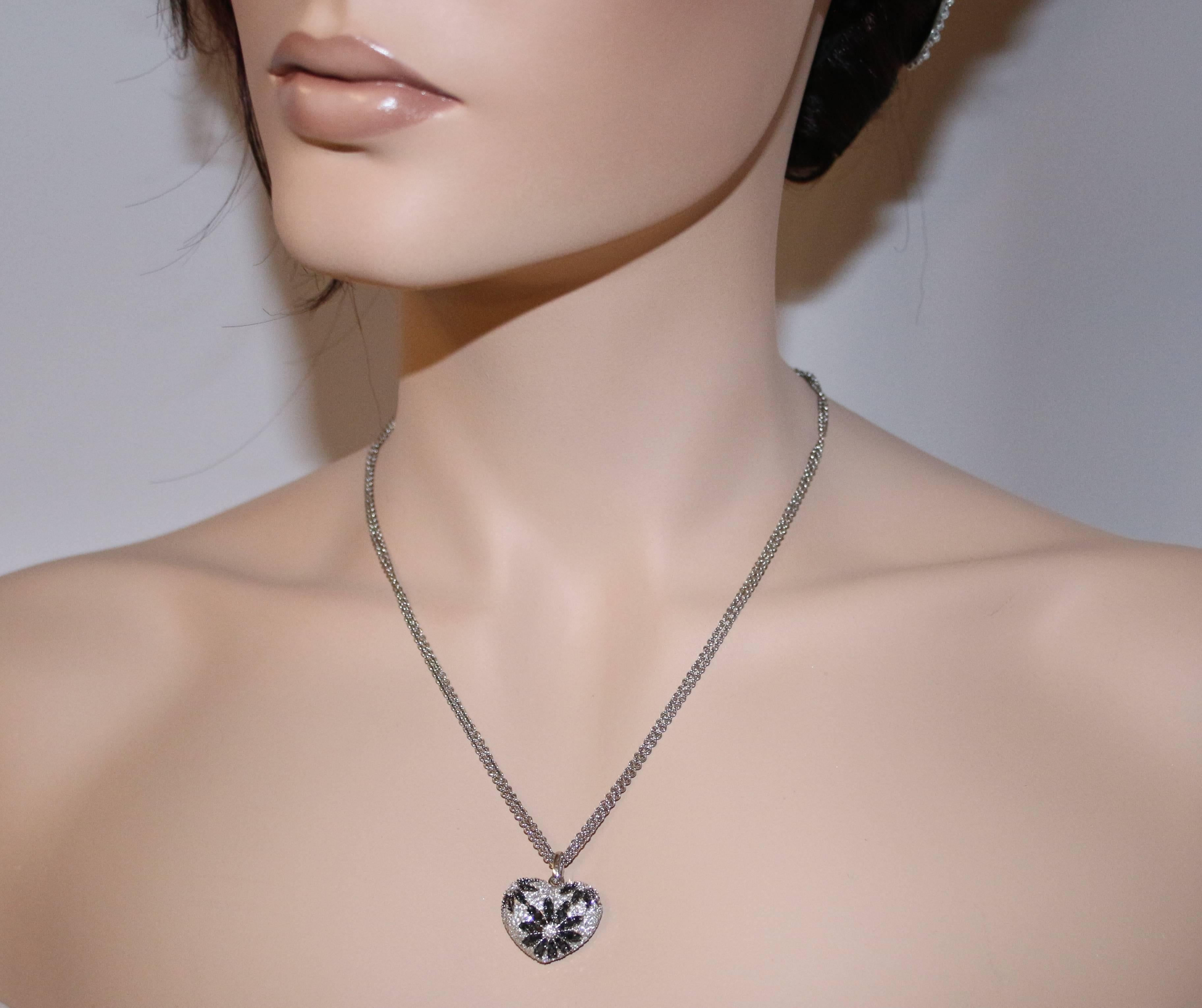 Halskette mit Herzanhänger, 1,84 Karat schwarzer und weißer Diamant in Gold (Zeitgenössisch) im Angebot