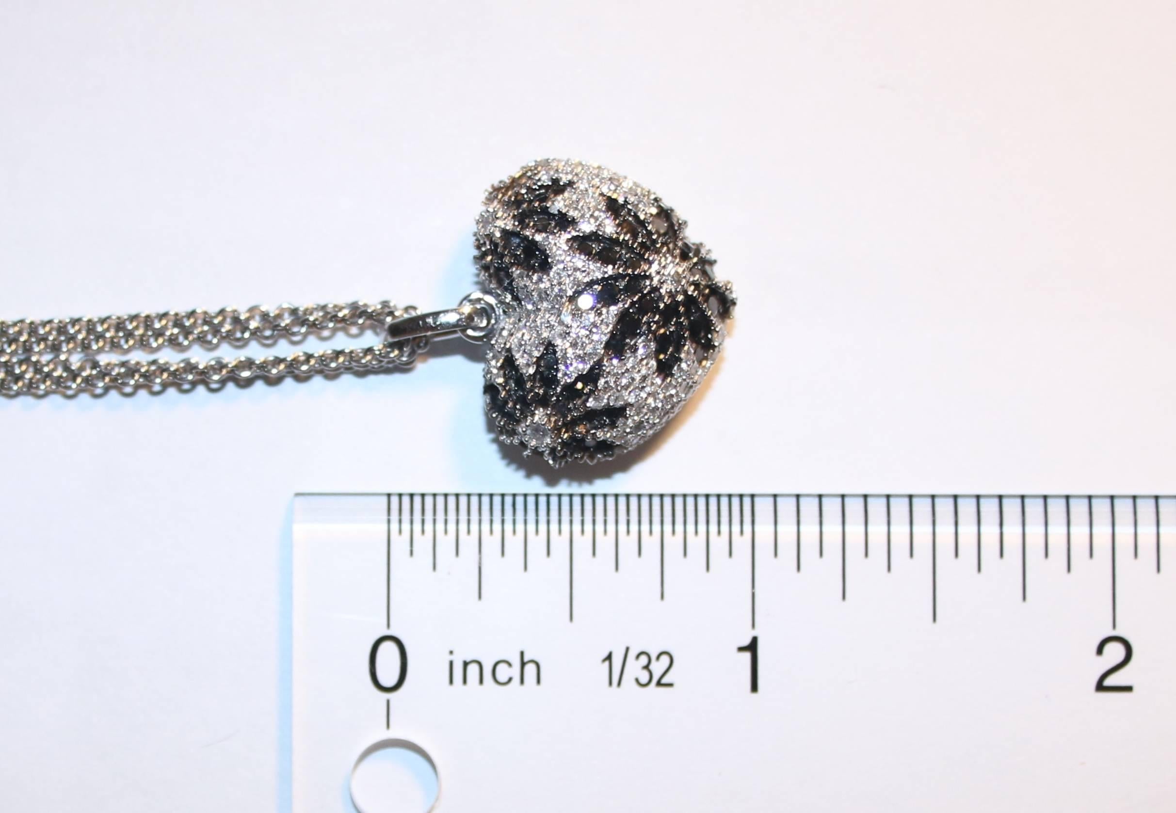 Halskette mit Herzanhänger, 1,84 Karat schwarzer und weißer Diamant in Gold (Rundschliff) im Angebot