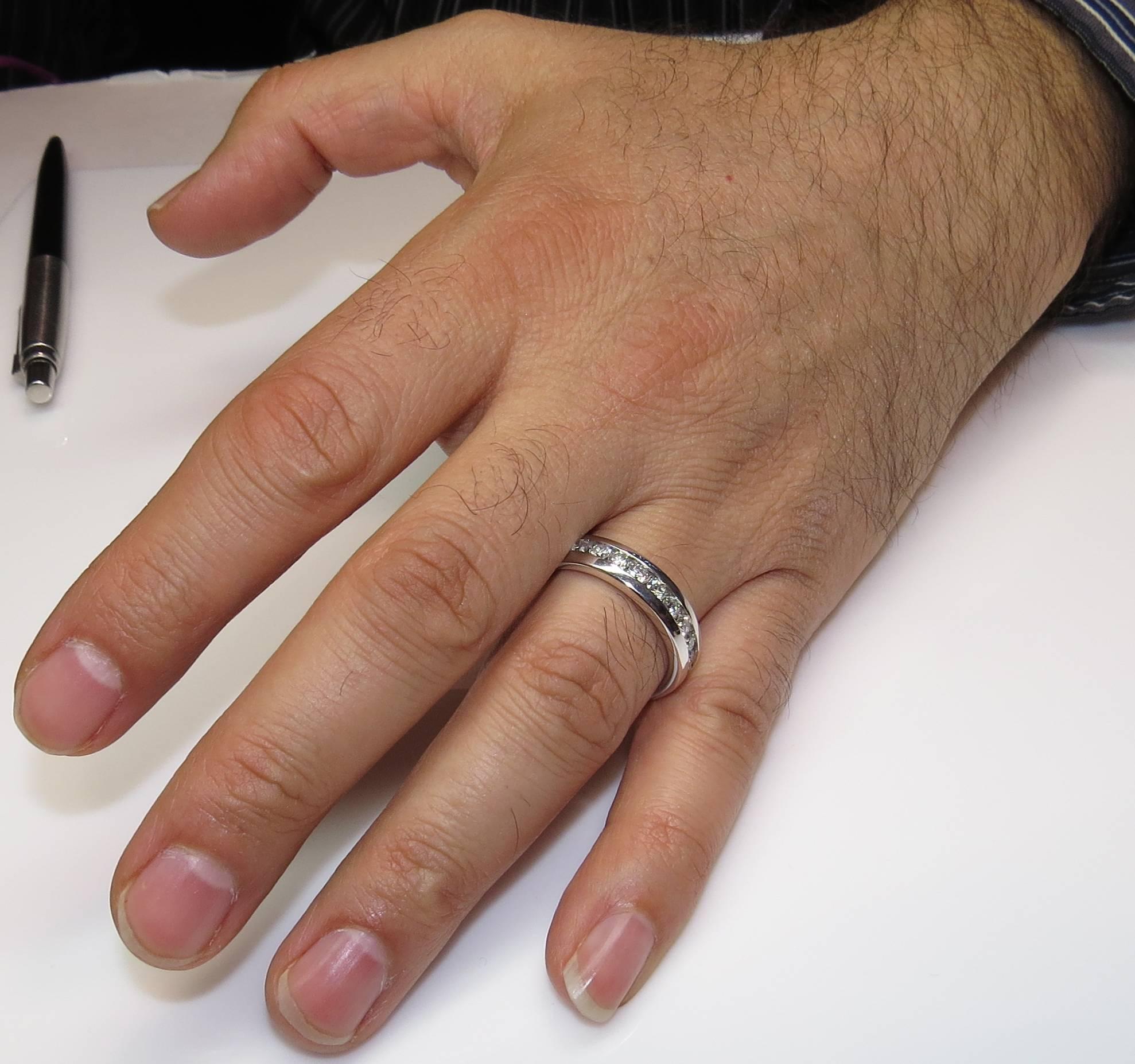 Modern 1.00 Carat Men's Diamond Platinum Wedding Band Ring For Sale