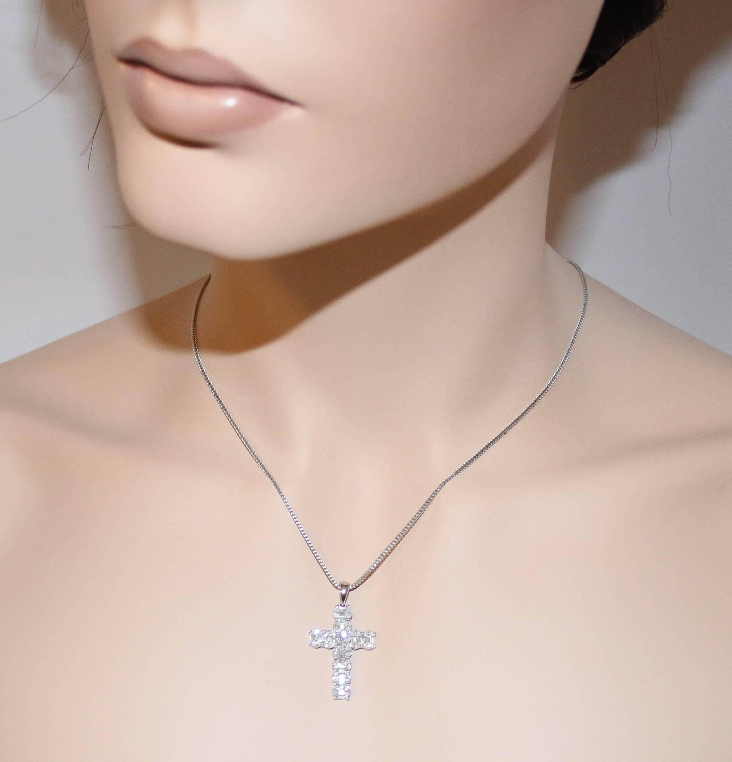 Contemporary 1.46 Carats Diamond Gold Cross Pendant Chain Necklace