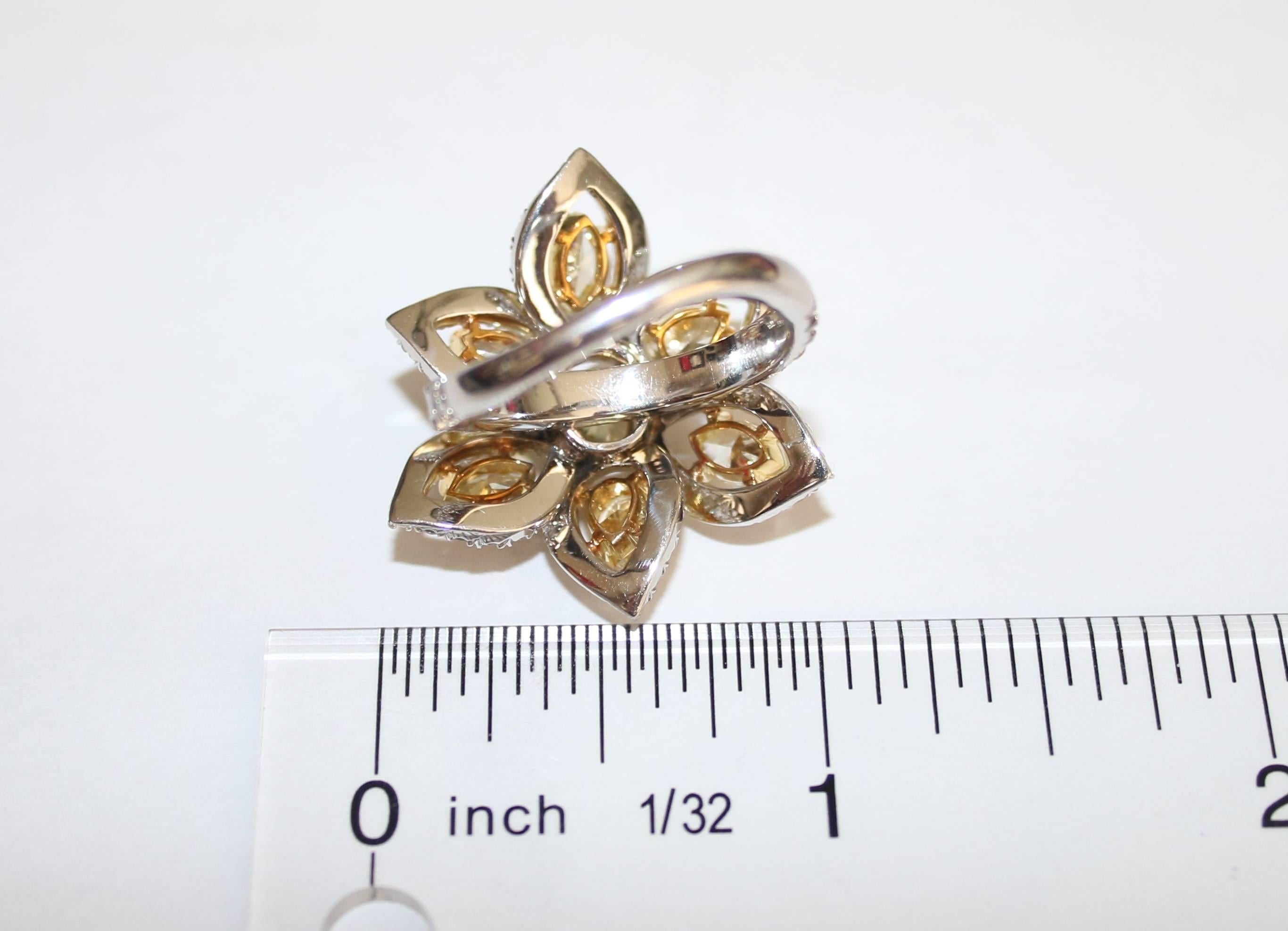 5.24 Carats Fancy Yellow and White Diamonds Gold Platinum Flower Ring In New Condition For Sale In New York, NY