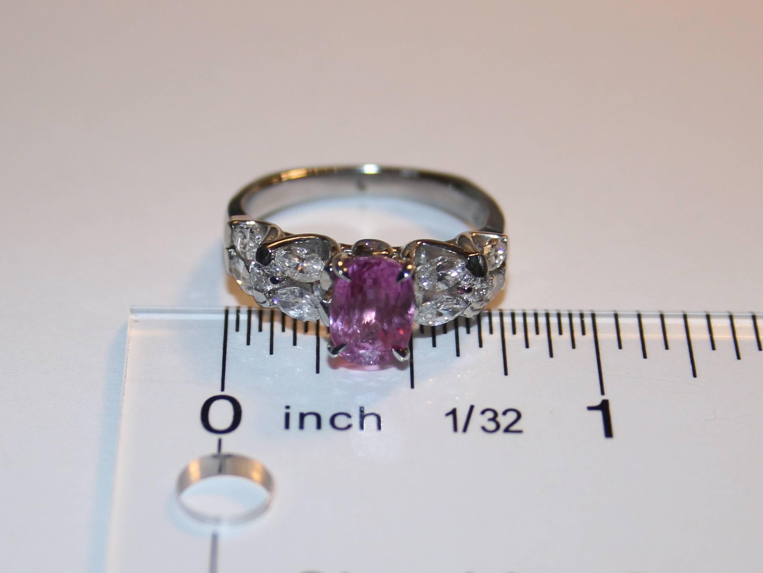 Taille ovale Bague en platine avec saphir rose ovale certifié de 2,09 carats et diamants en vente