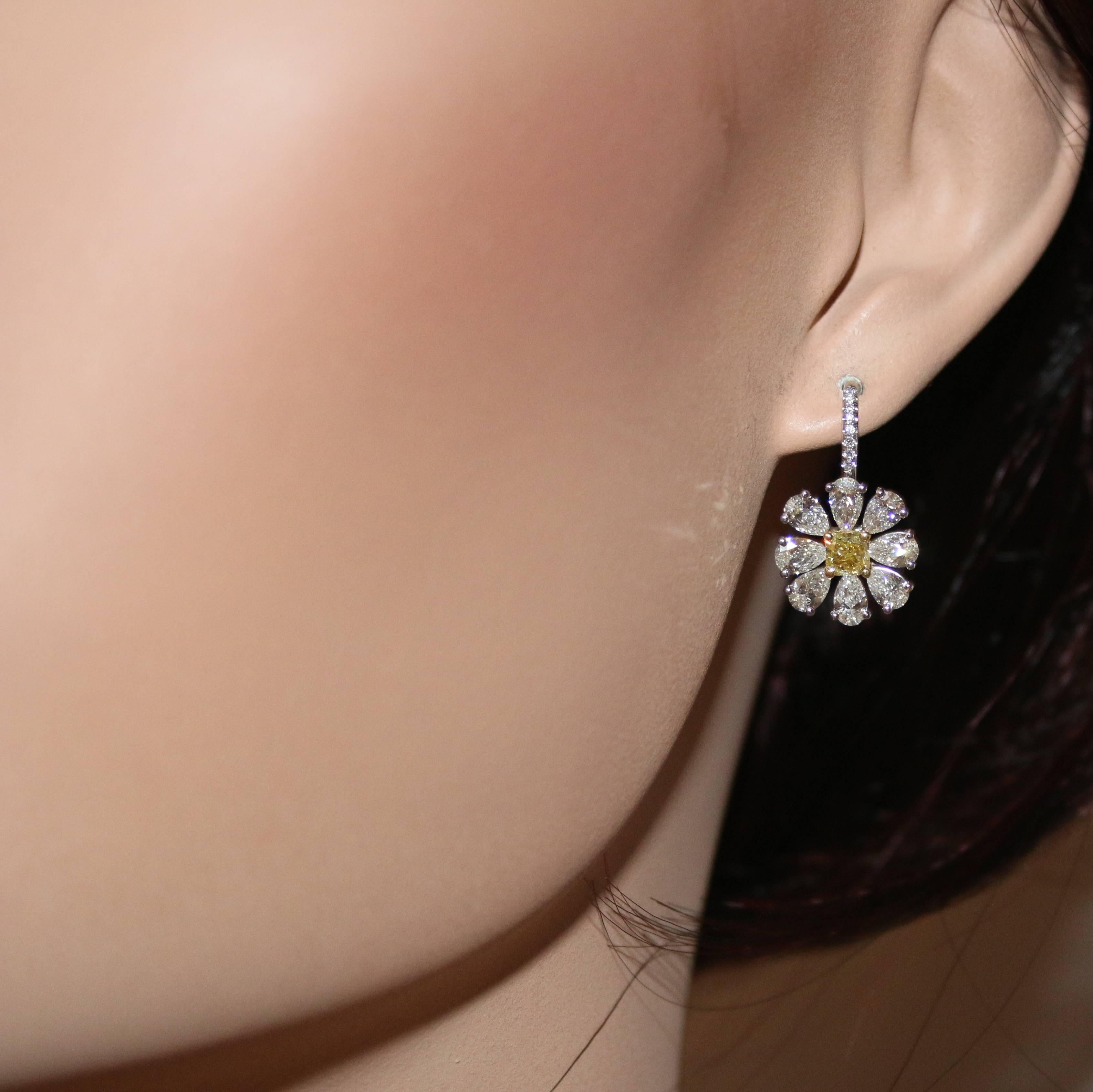Contemporary 4.12 Carat Yellow And White Diamonds Platinum Gold Daisy Earrings