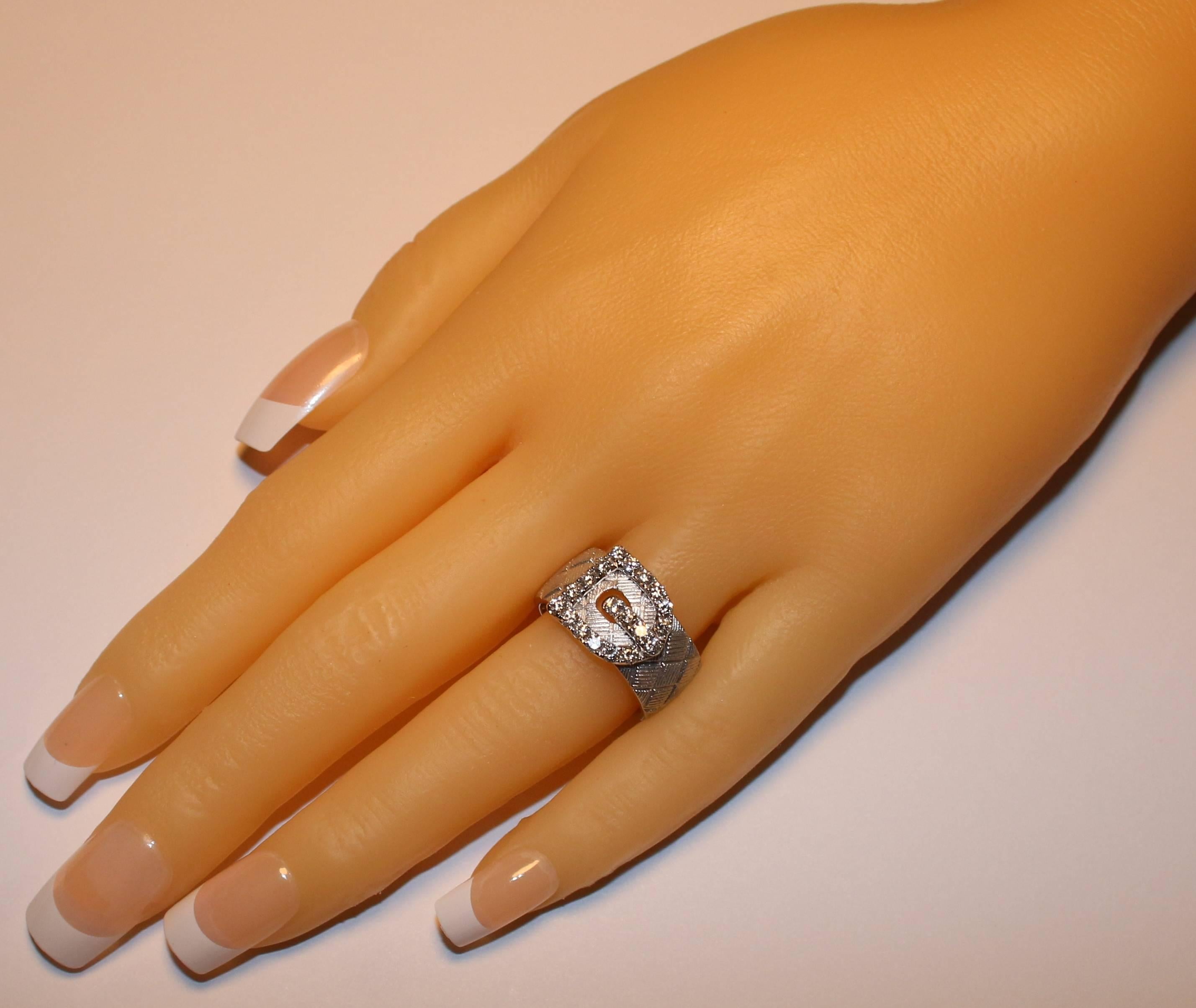 Contemporaneo Fibbia da cintura satinata Anello in oro con diamante in vendita