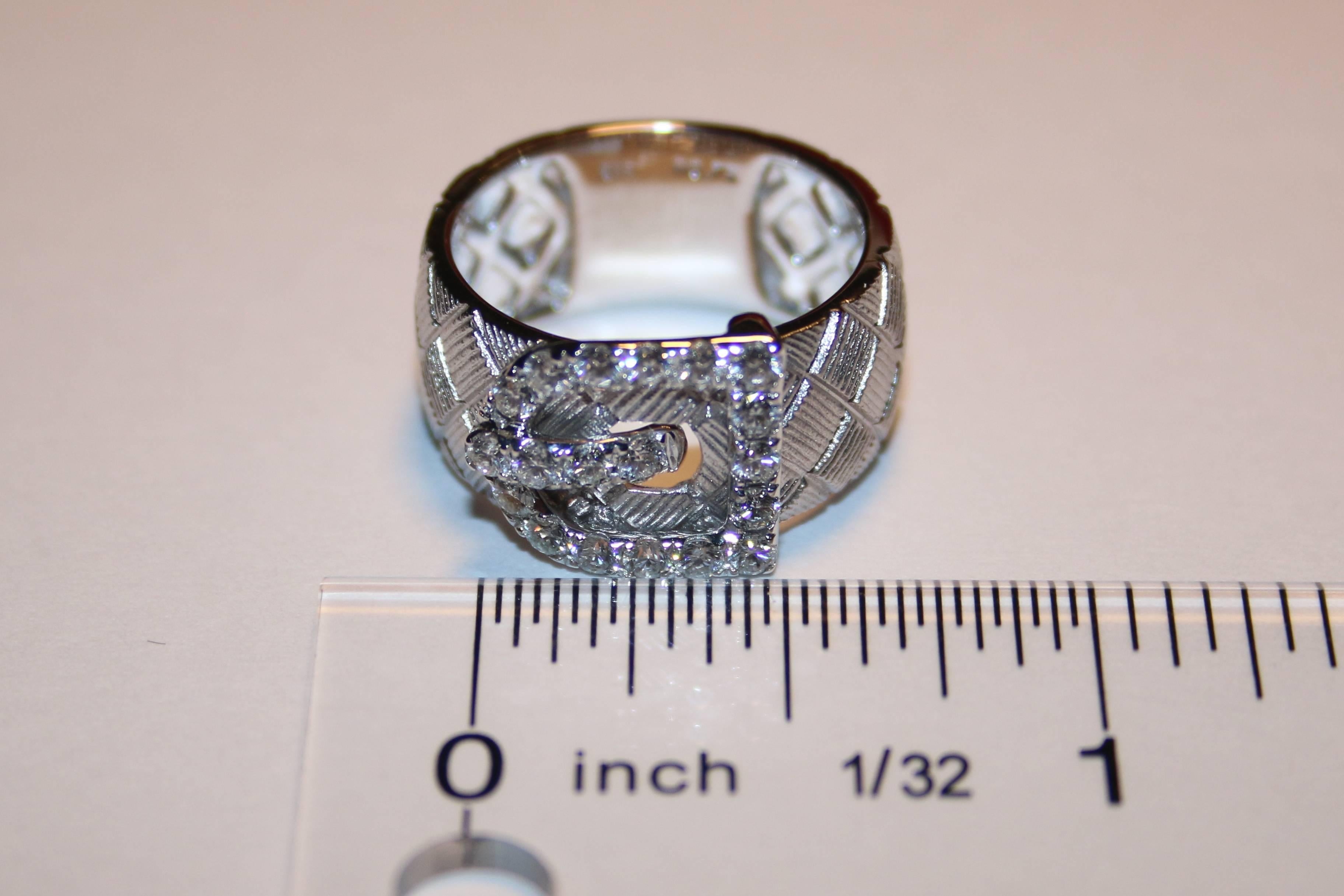 Taglio rotondo Fibbia da cintura satinata Anello in oro con diamante in vendita