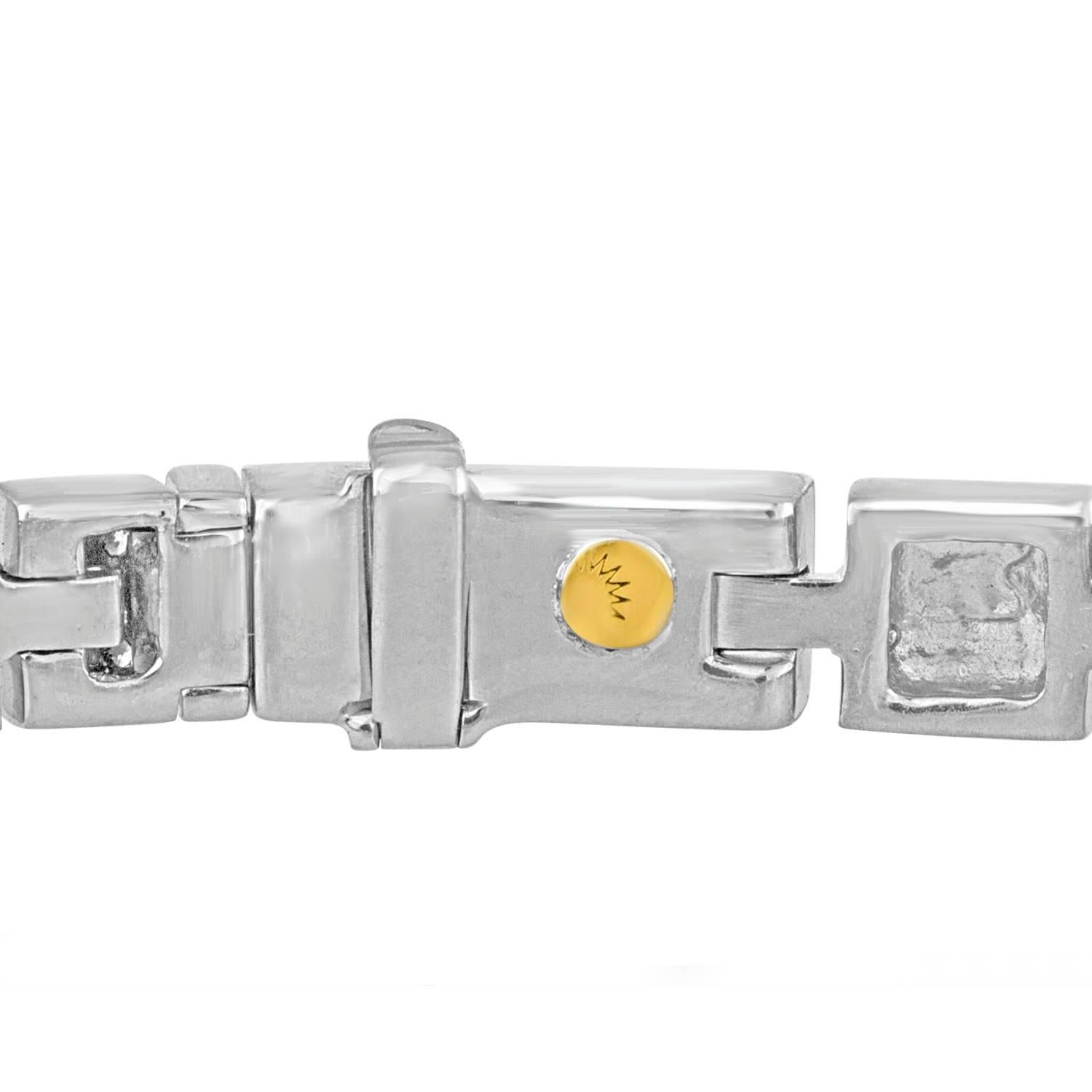 Bracelet de tennis du designer Luca Carati.
Le bracelet est en or blanc 18K finition satinée et finition polie.
Il y a 3,75 carats de diamants F VVS.
Le bracelet mesure 7 pouces de long et 0,25 pouce de large.
Le bracelet pèse 36,3 grammes.