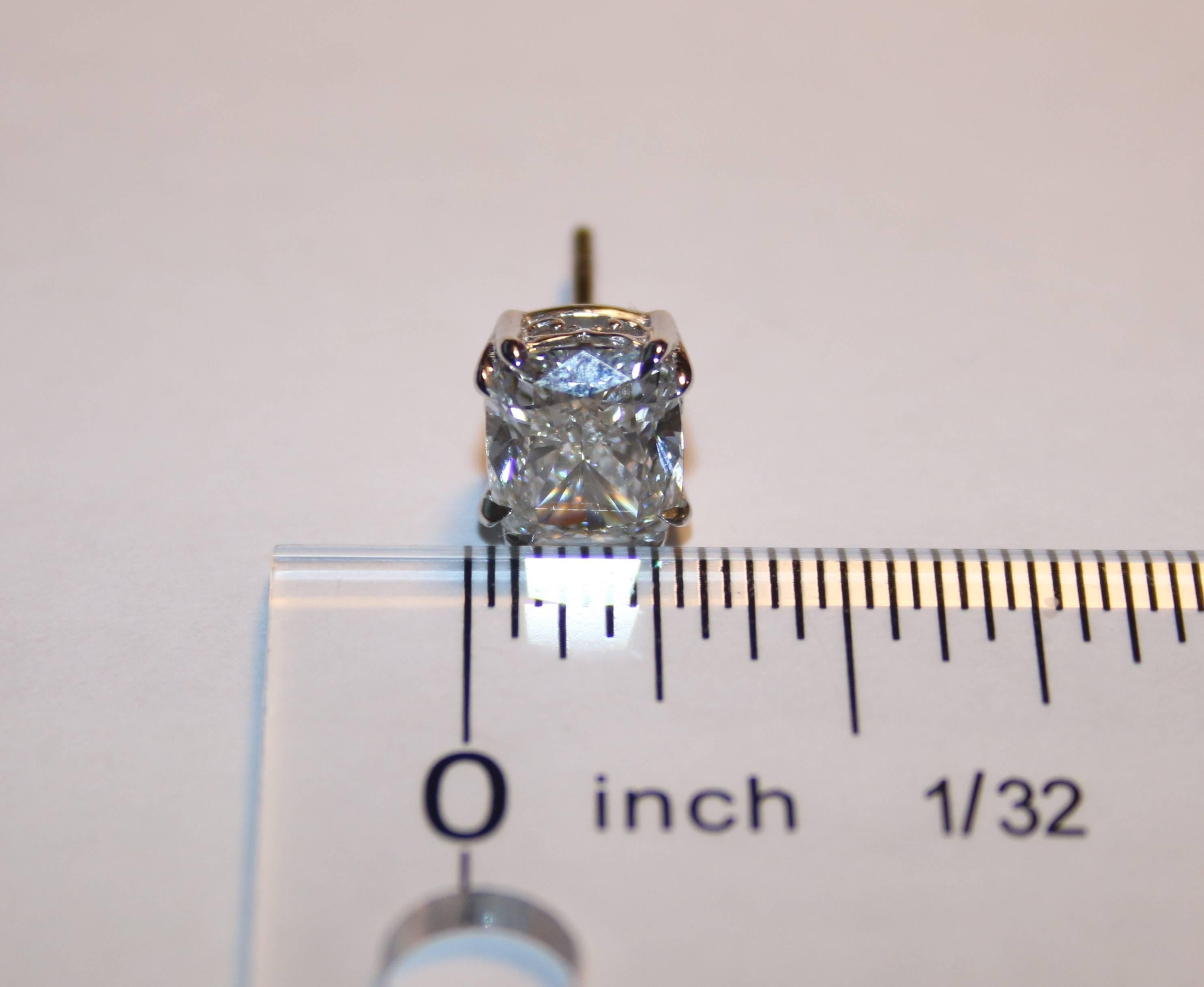 GIA zertifizierte 4,06 Karat G VS Kissenschliff Diamant Gold Ohrstecker (Zeitgenössisch) im Angebot