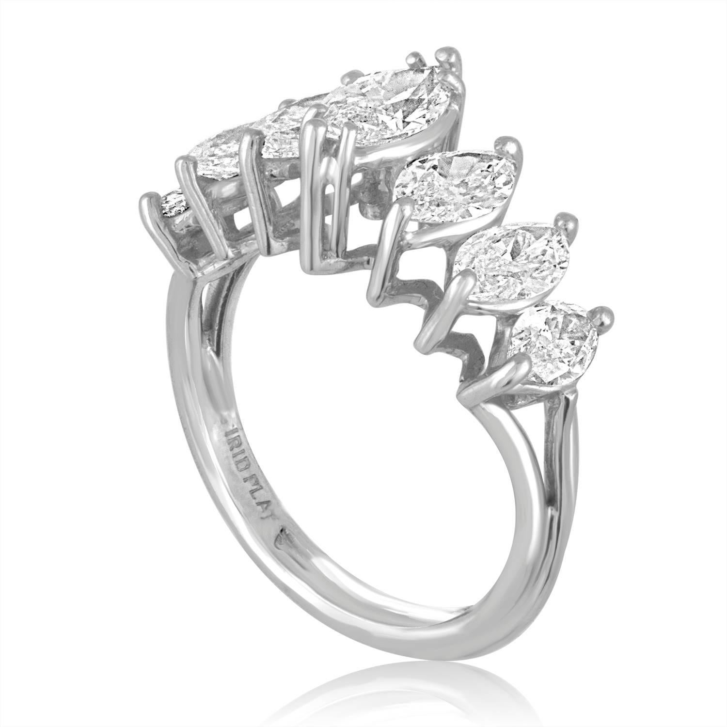Umwerfend klassischer Ring
Der Ring ist aus Platin
Es gibt 7 Marquis-Steine 2,23 Karat Diamanten G/H VS
Der Ring ist eine Größe 6,5, sizable.
Der Ring wiegt 6,7 Gramm