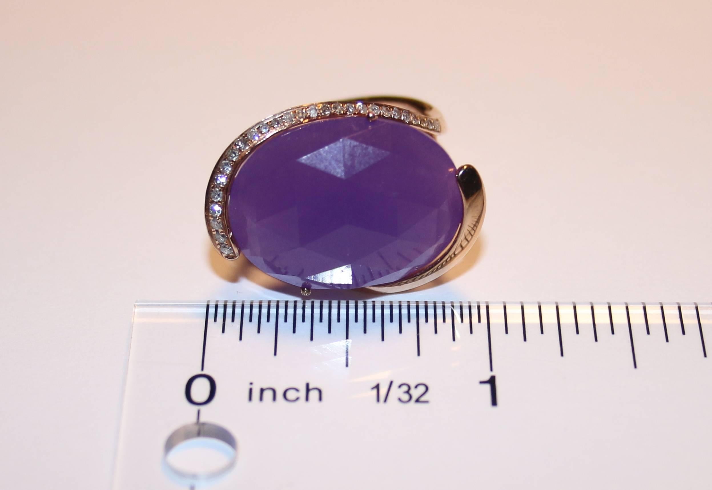 Oval Purple Jade Diamond Gold RIng In New Condition In New York, NY