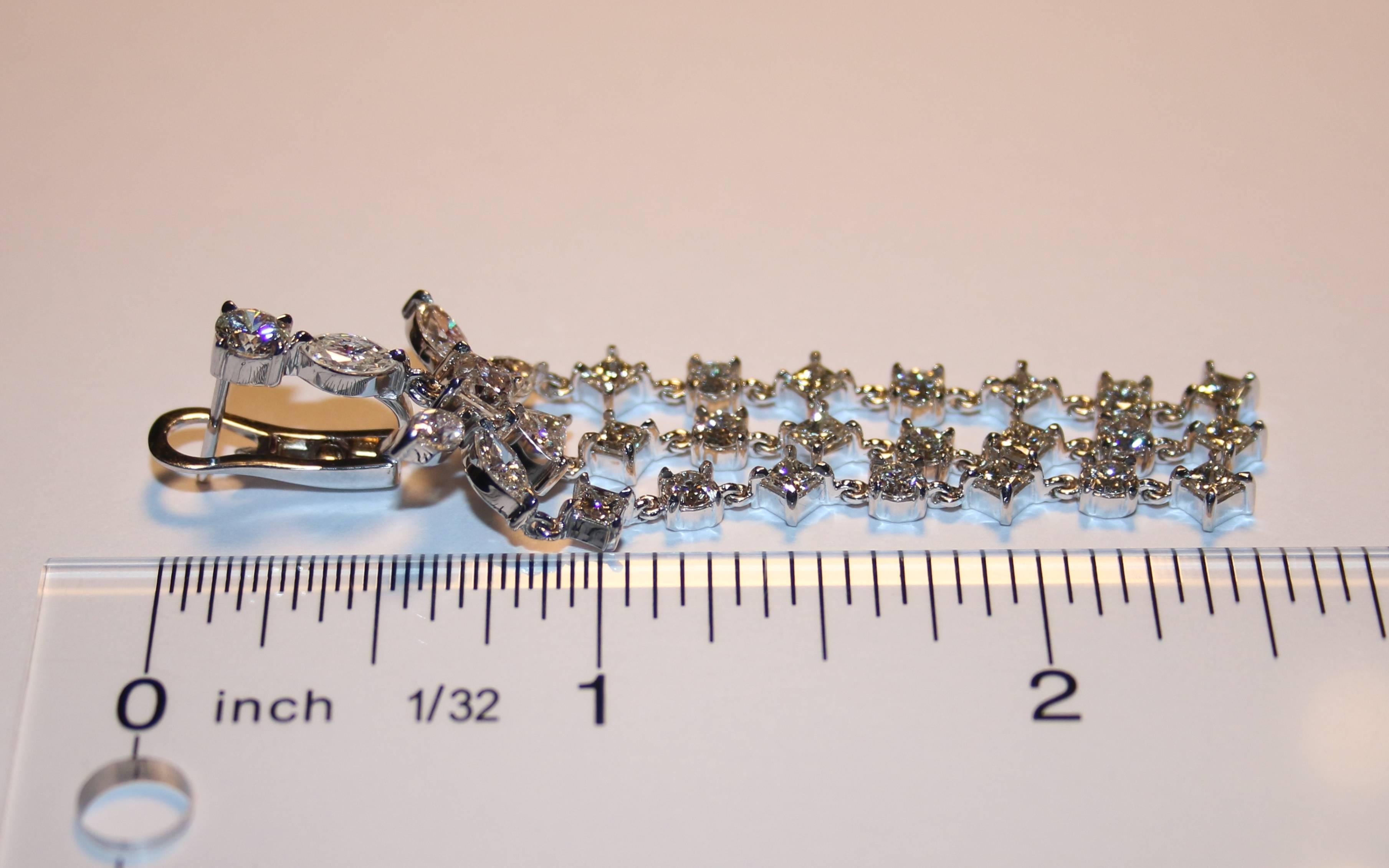 Contemporain Boucles d'oreilles chandelier à fleurs en or et diamants de 8,78 carats en vente