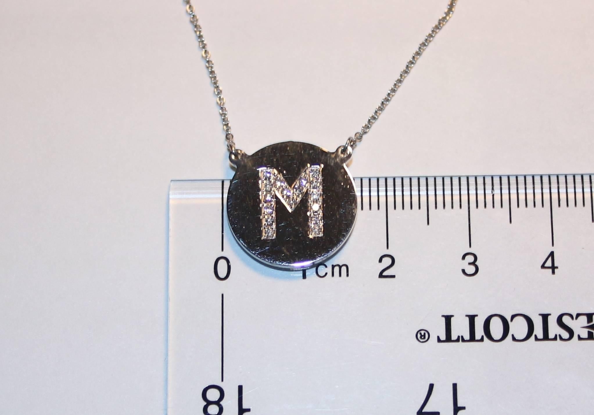 0,13 Karat Diamant-Initialenbuchstabe „M““  Gelbgold Anhänger Charm Halskette (Zeitgenössisch) im Angebot