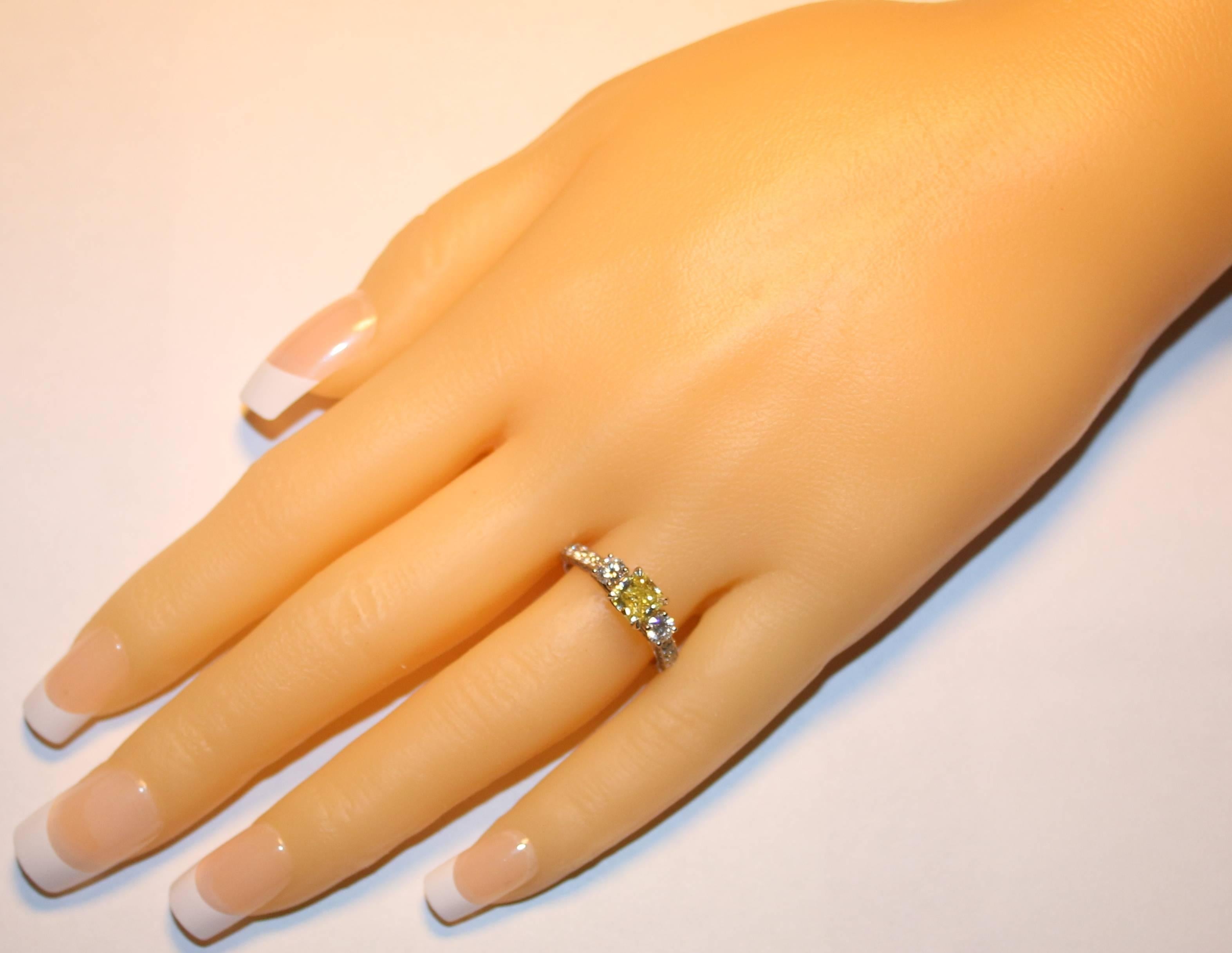 GIA-zertifizierter 0,91 Karat Fancy Intense Gelber Diamant Dreistein-Goldring (Zeitgenössisch) im Angebot