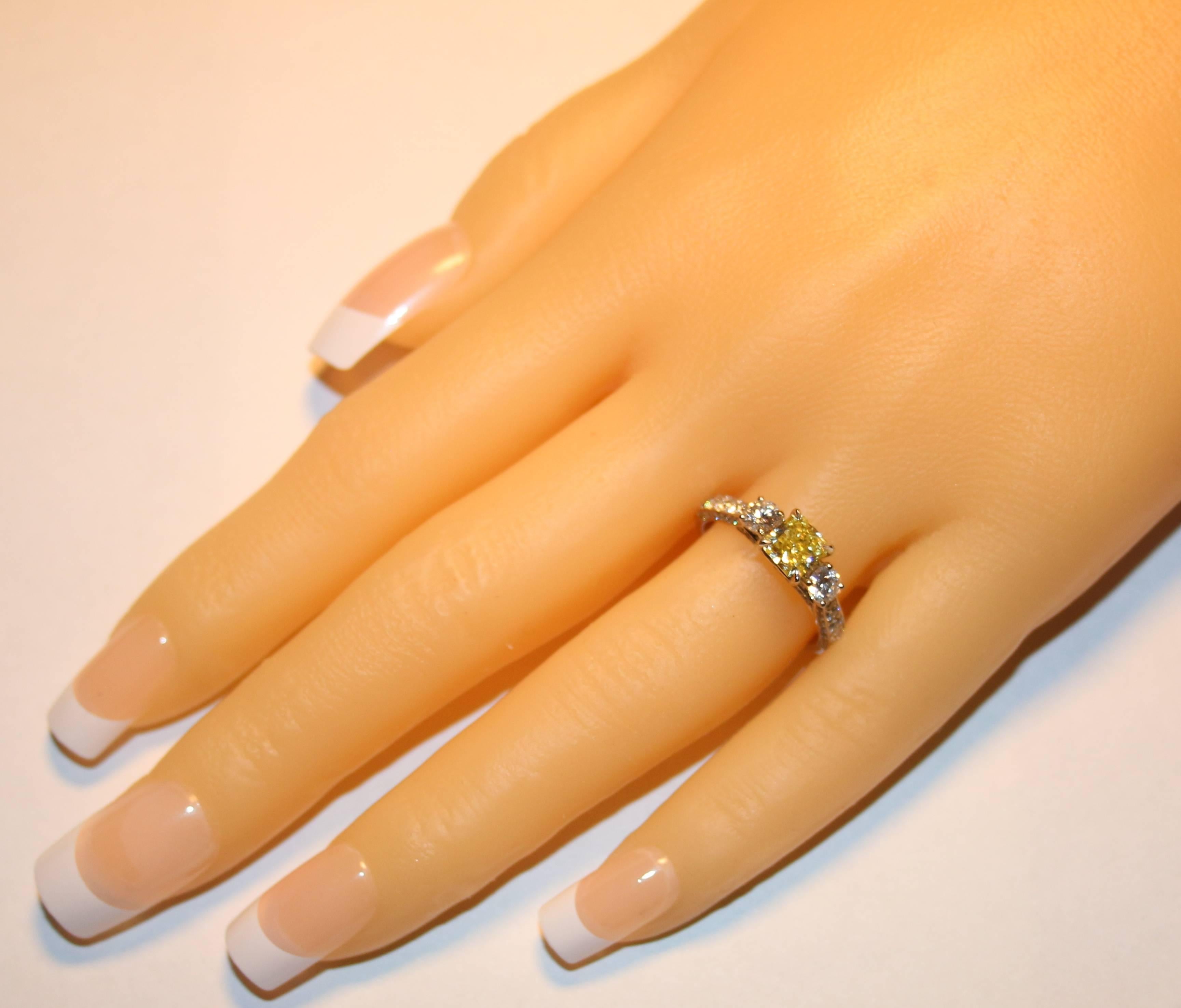 GIA-zertifizierter 0,91 Karat Fancy Intense Gelber Diamant Dreistein-Goldring (Radiantschliff) im Angebot