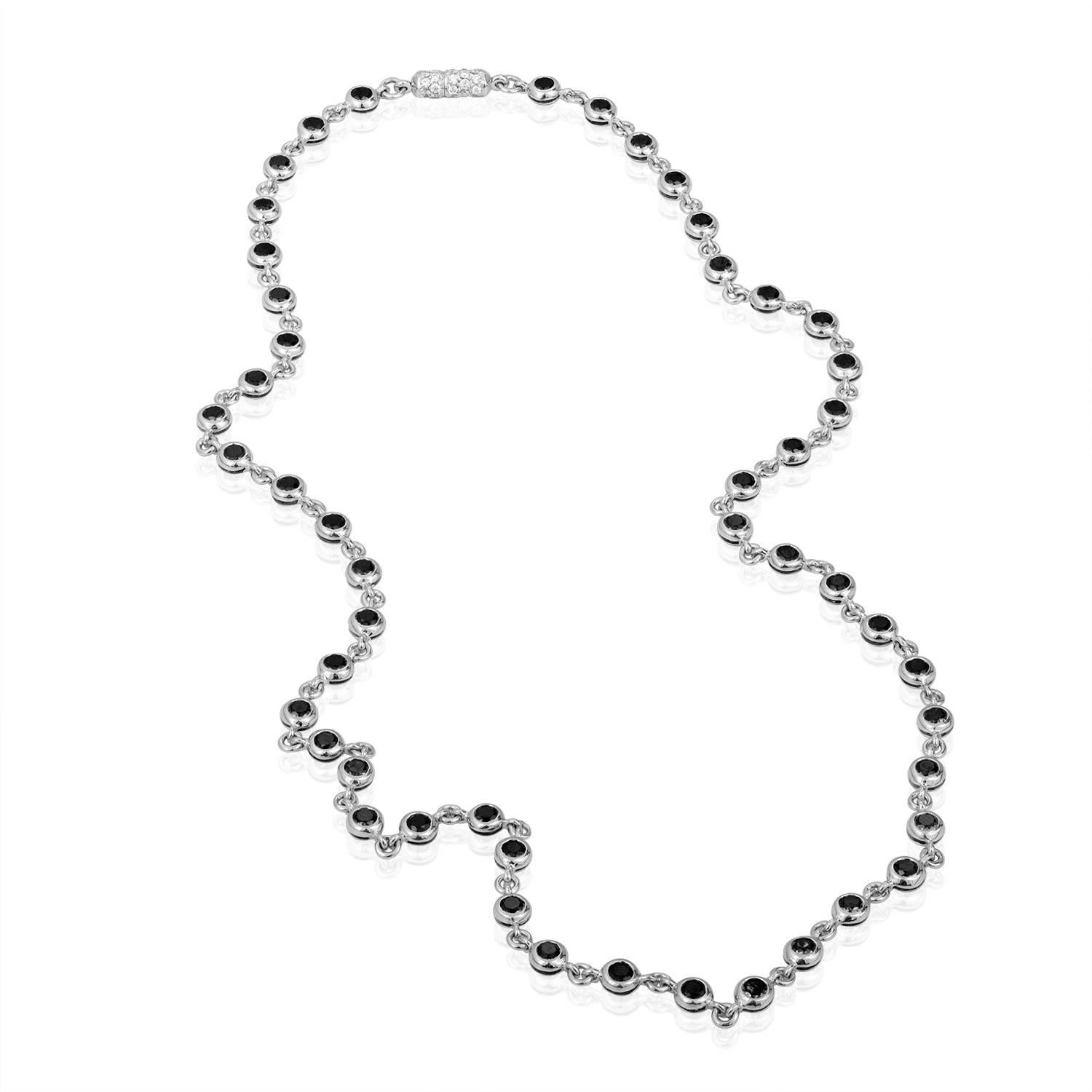 collier de Grisogono
Le collier est en or blanc 18K
Il y a 5,00 carats de diamants noirs
Il y a 0,50 carats de diamants blancs F VS
Le collier est de 18