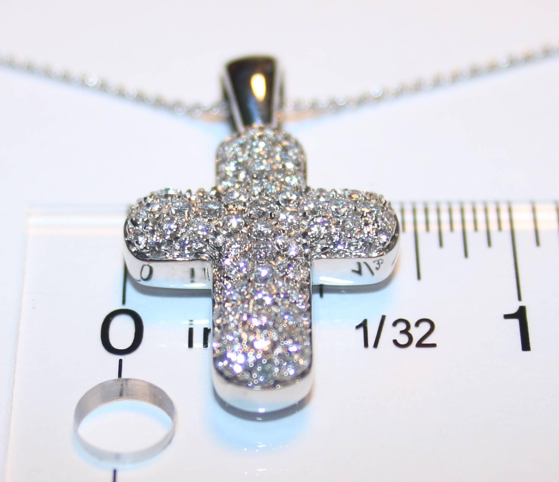 Contemporain DAMIANI Collier pendentif croix en or pavé de diamants de 1,30 carat en vente