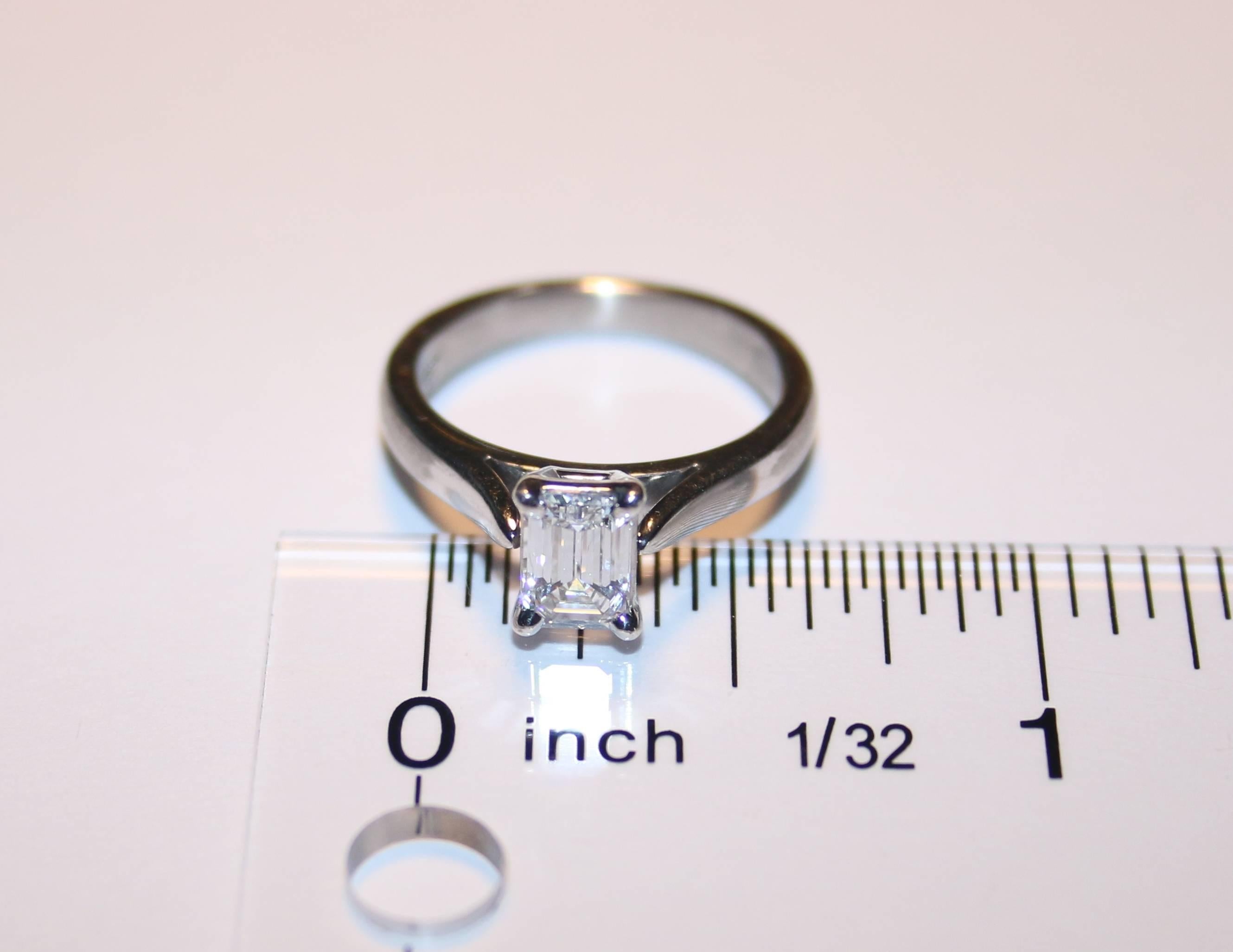 Taille émeraude Bague de fiançailles solitaire en platine avec diamant certifié GIA de 0,71 carat D VVS1 en vente