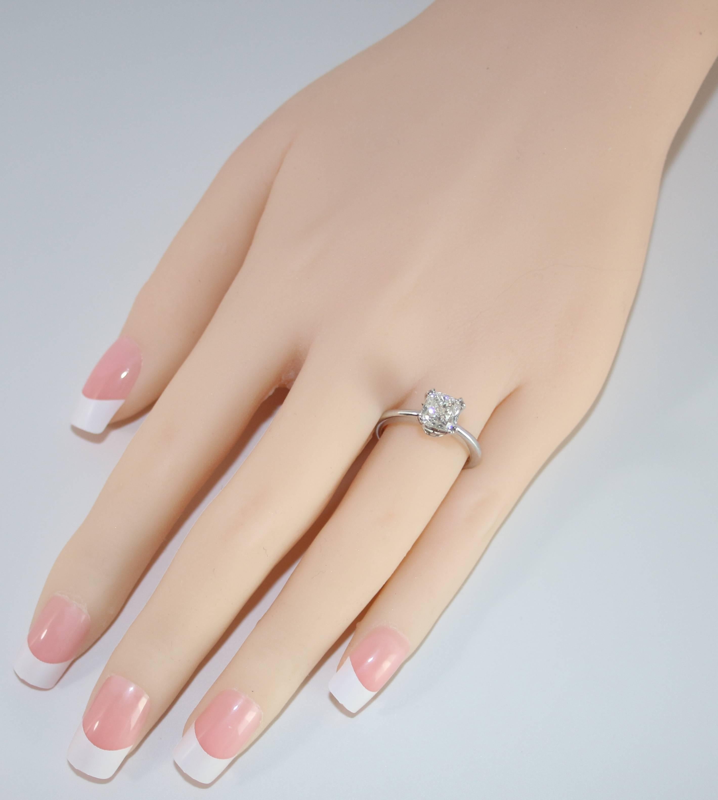 Contemporain Bague de fiançailles solitaire en or avec diamant coussin de 1,70 carat G VS1, certifiée par le GIA en vente