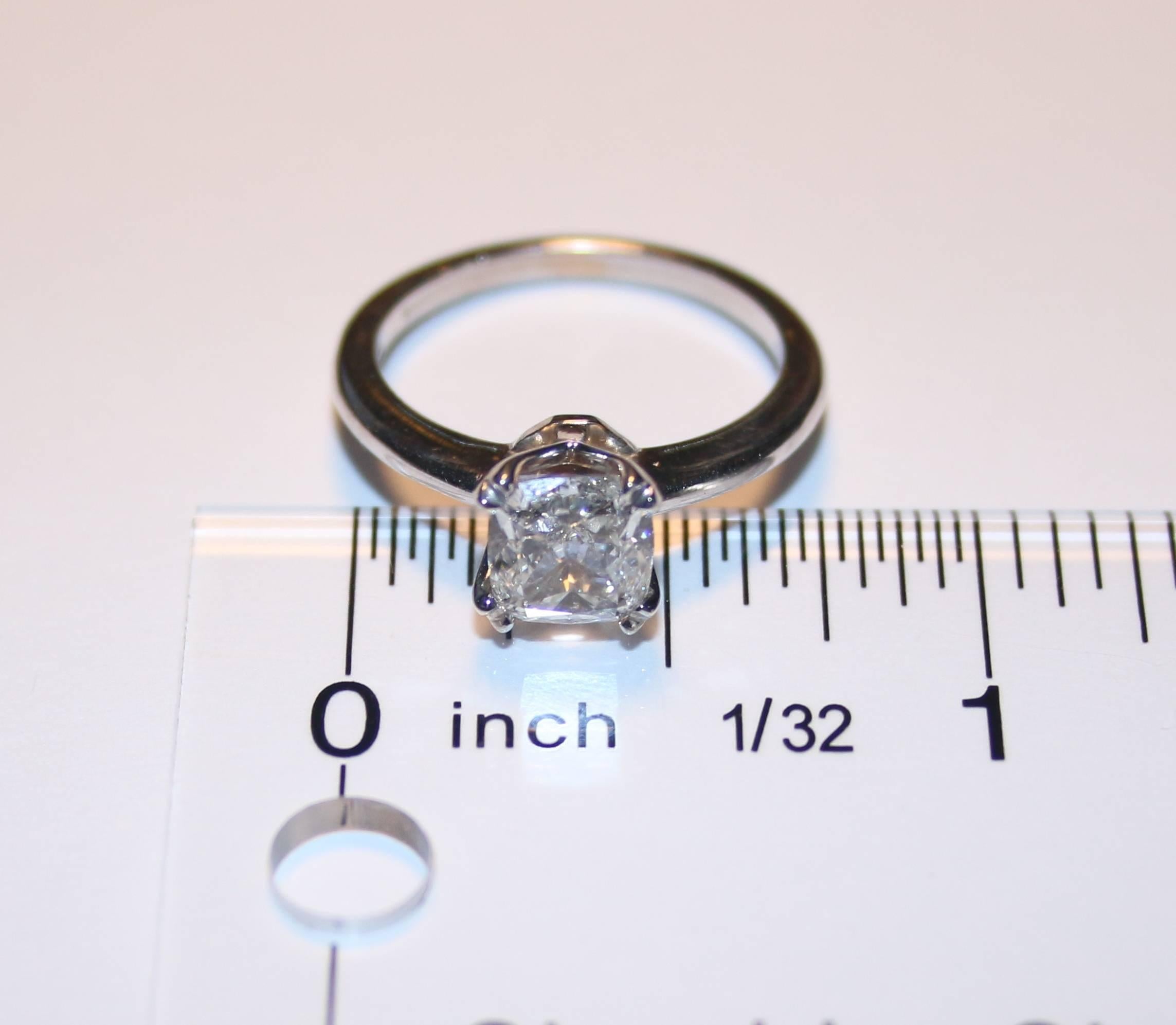 GIA zertifiziert 1,70 Karat G VS1 Kissenschliff Diamant Solitär Gold Verlobungsring im Zustand „Neu“ im Angebot in New York, NY