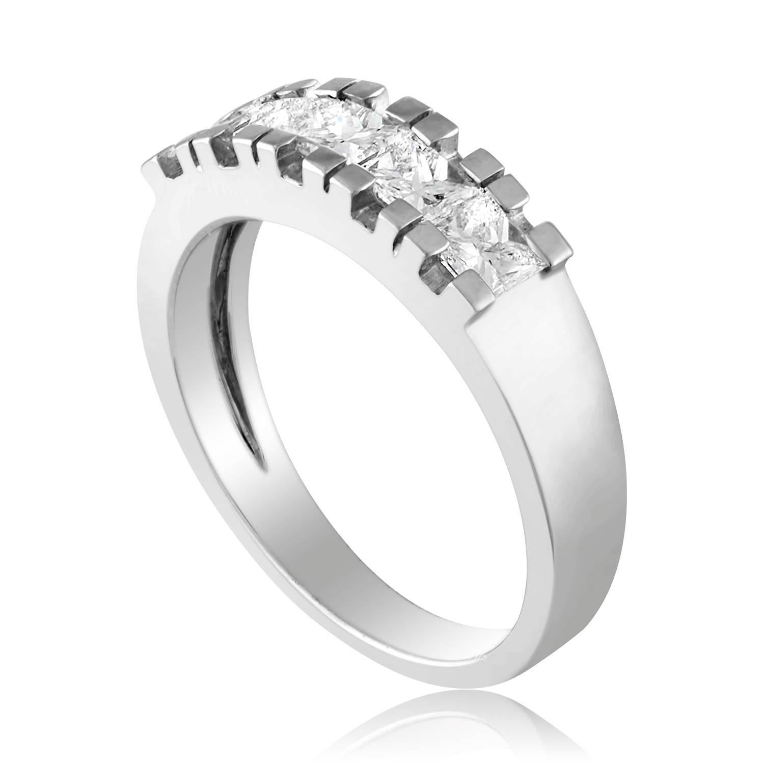 Sehr schöner Halbdiamantbandring
Der Ring ist 18K Weißgold
Es sind 5 Diamanten im Prinzessinnenschliff in Zacken gesetzt
Es gibt 1,05 Karat in Diamanten D/E VVS
Der Ring ist eine Größe 6,75, sizable. 
Der Ring wiegt 4,9 Gramm.
Der Ring ist 5,31 mm