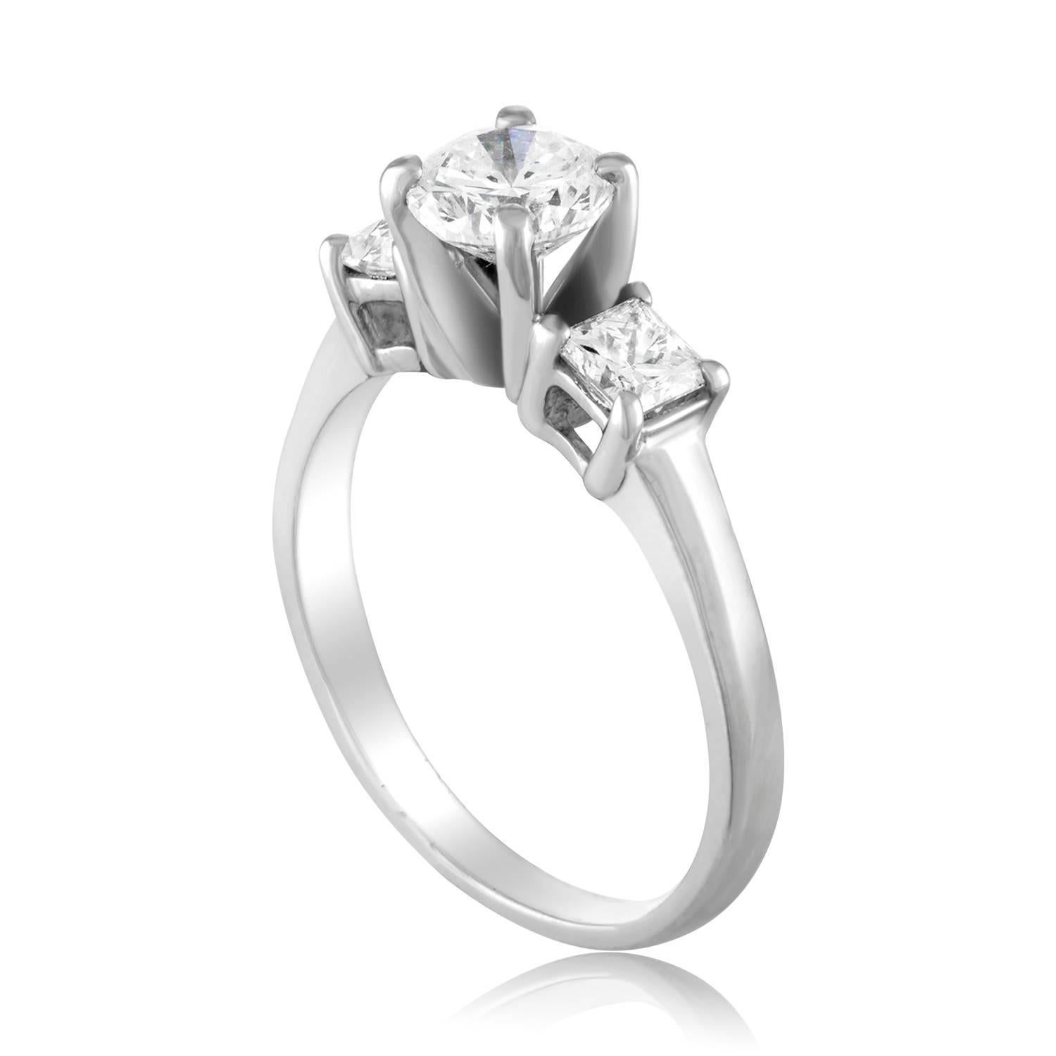 Der Ring ist aus Platin 950
Der Mittelstein ist ein runder Brillantdiamant
Der Mittelstein ist GIA zertifiziert 0,90 Karat H VS2
Die 2 Seitensteine Princess Cut Diamanten 0,50 Karat Gesamtgewicht G VS
Alle 3 Diamanten haben zusammen 1,40 Karat.
Der