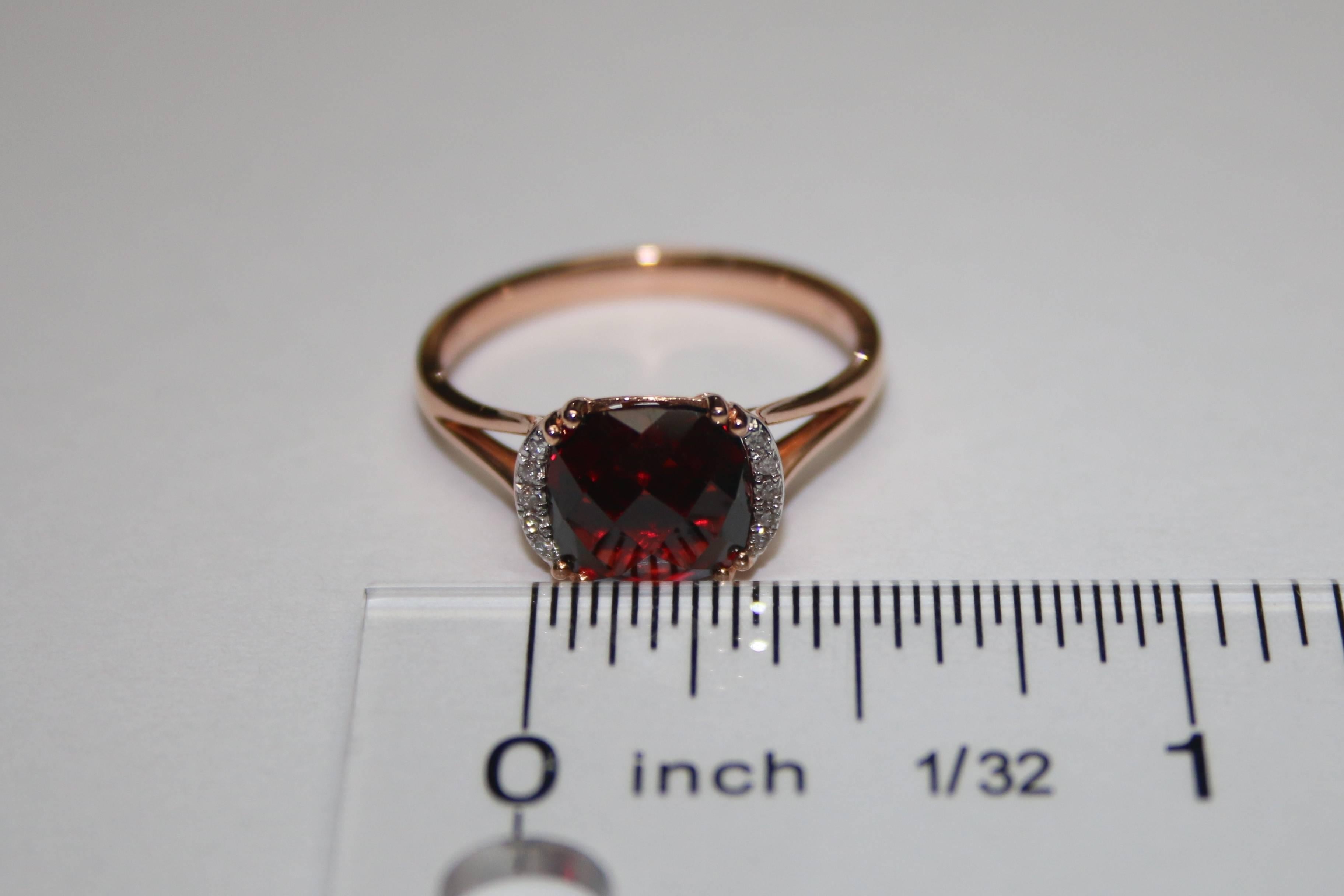 Cushion Cut 3.19 Carat Garnet and Diamond Gold Ring In New Condition For Sale In New York, NY