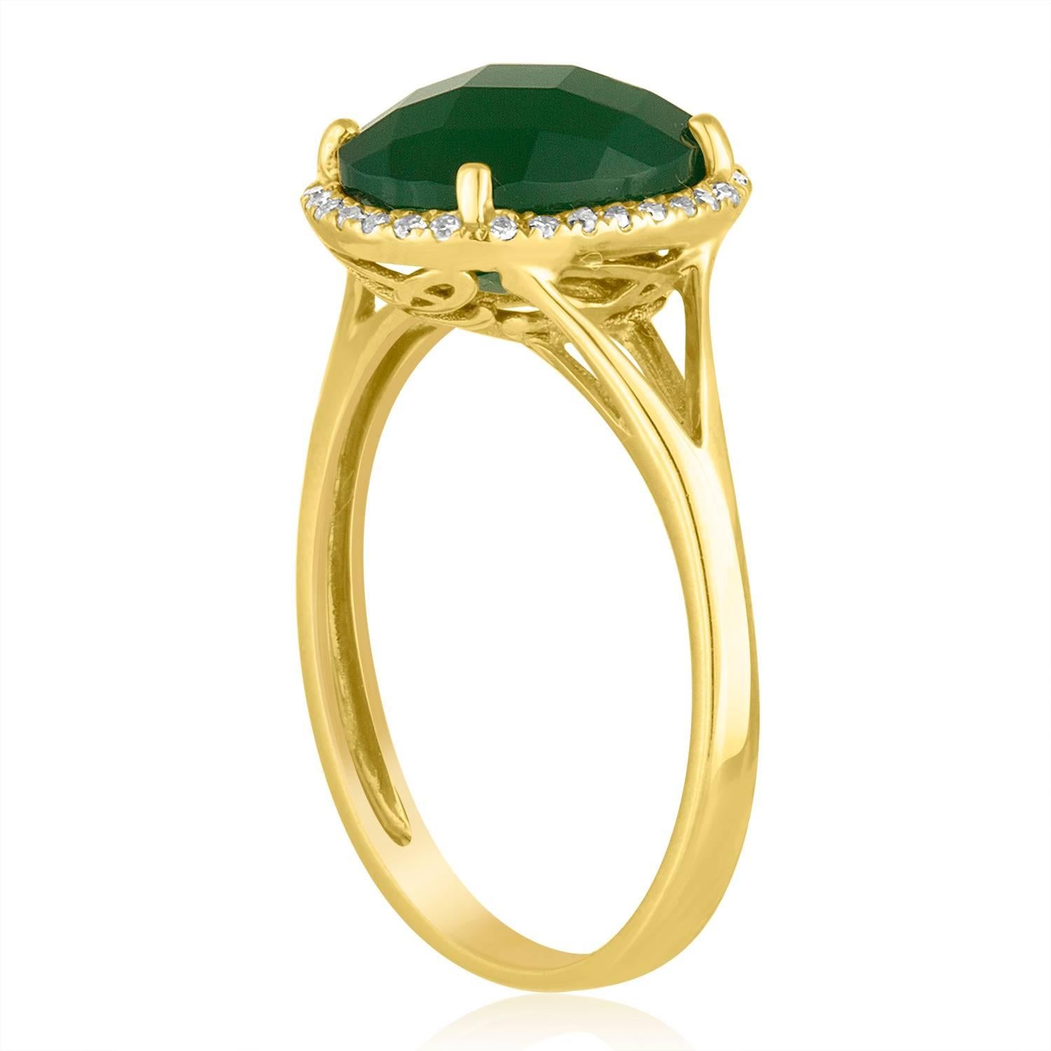 Une bague magnifique et amusante
L'anneau est en or jaune 14K
Il y a 0,10 carats de diamants G/H SI
La pierre centrale est une agate verte ovale à facettes de 2,69 carats
L'anneau mesure sur le dessus 6/16