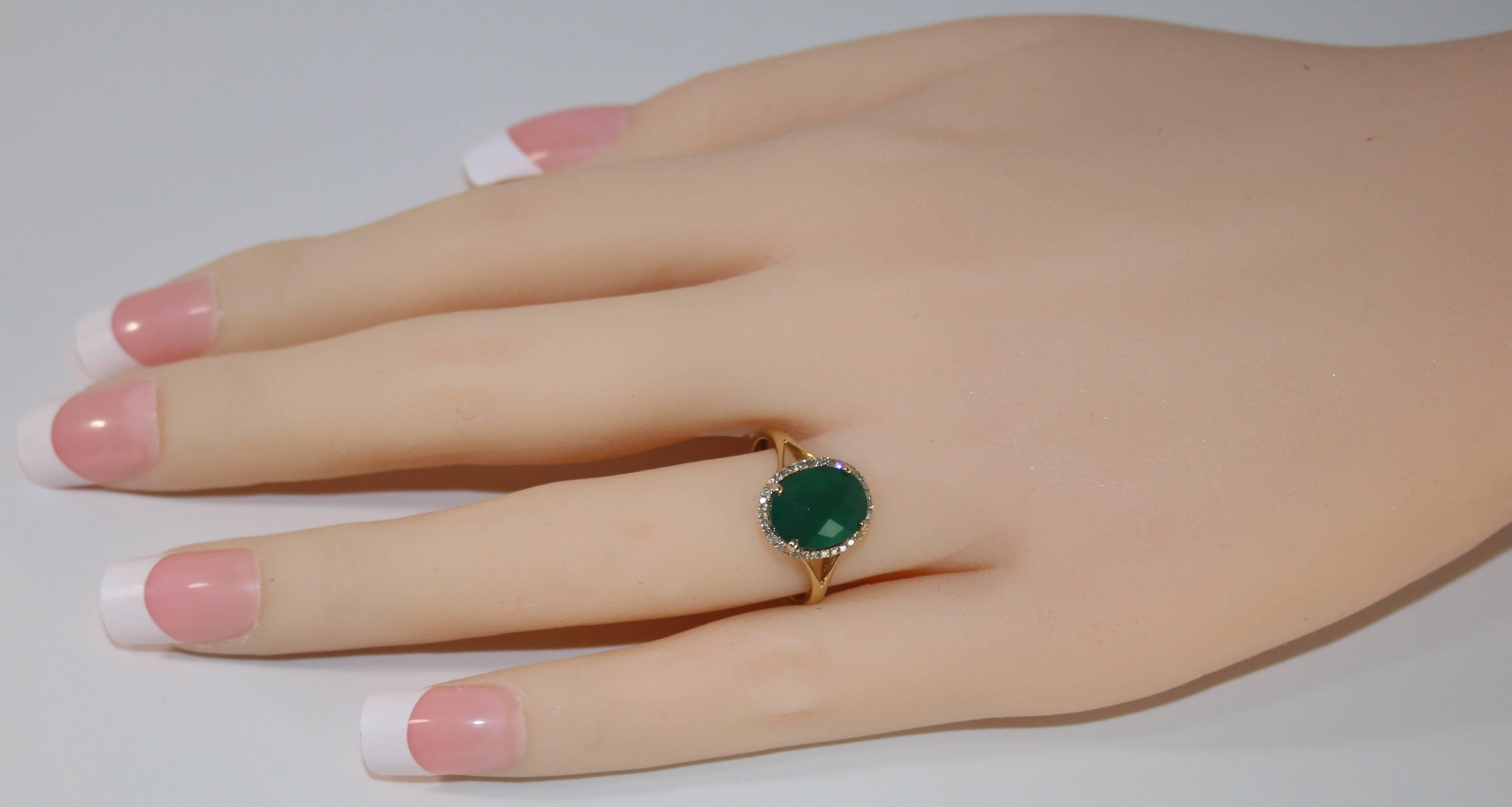 Contemporain Bague en or avec agate verte de 2,69 carats de taille ovale et halo de diamants en vente
