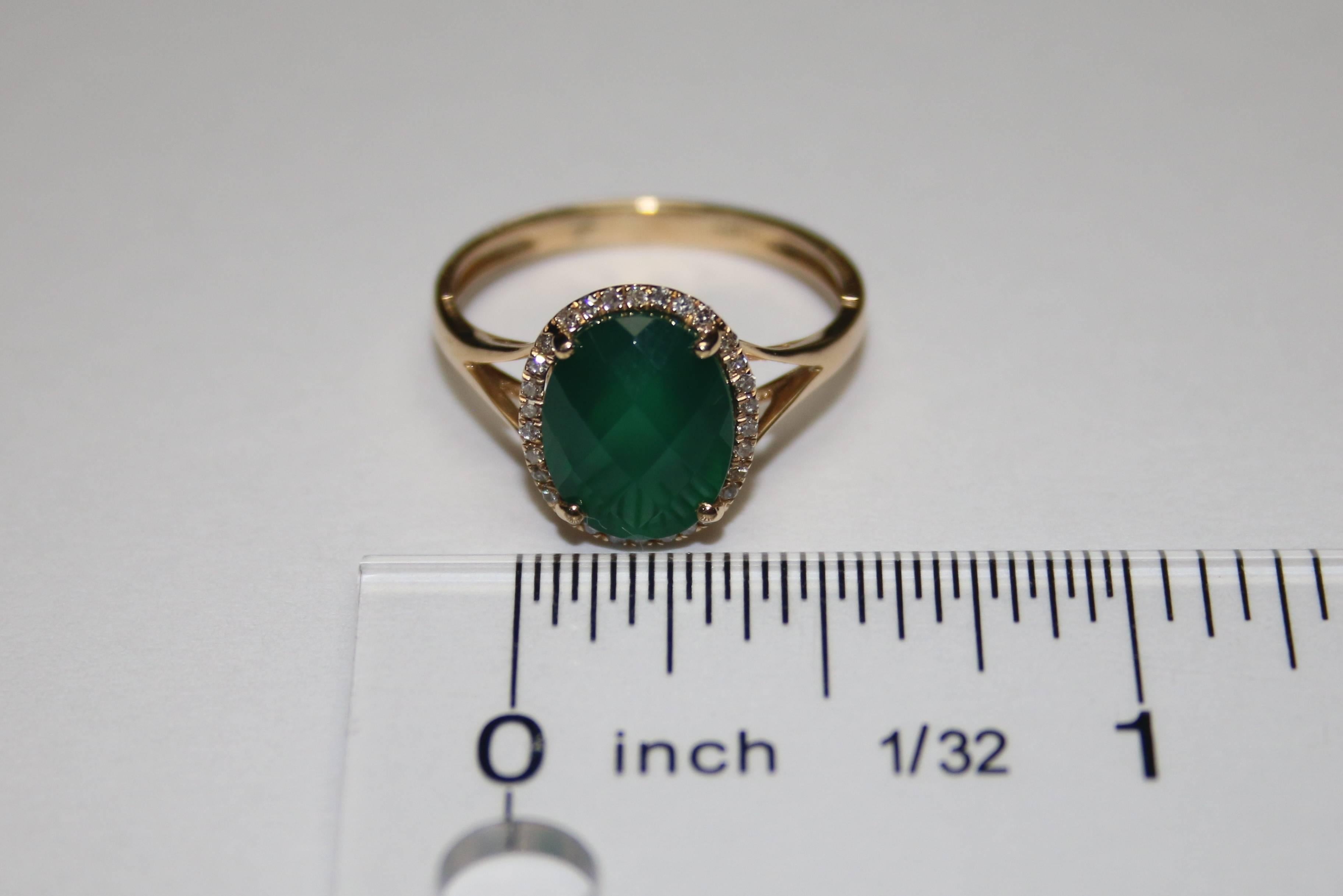 Taille ovale Bague en or avec agate verte de 2,69 carats de taille ovale et halo de diamants en vente