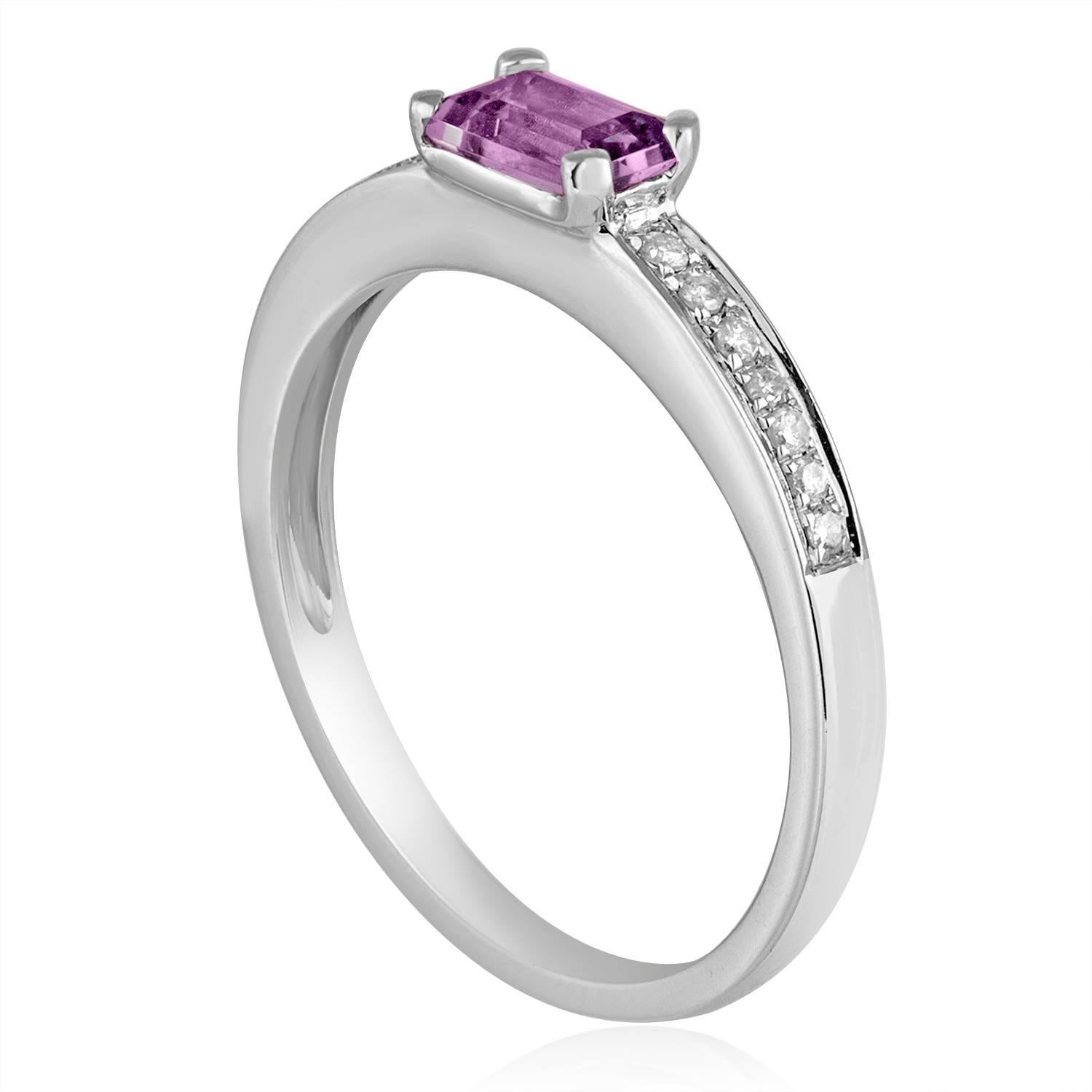 Anello impilabile con ametista baguette
L'anello è in oro bianco 14 carati
Ci sono 0,08 carati di diamanti H. H. SI.
La pietra centrale è un'ametista baguette da 0,37 carati.
La parte superiore misura 1/4