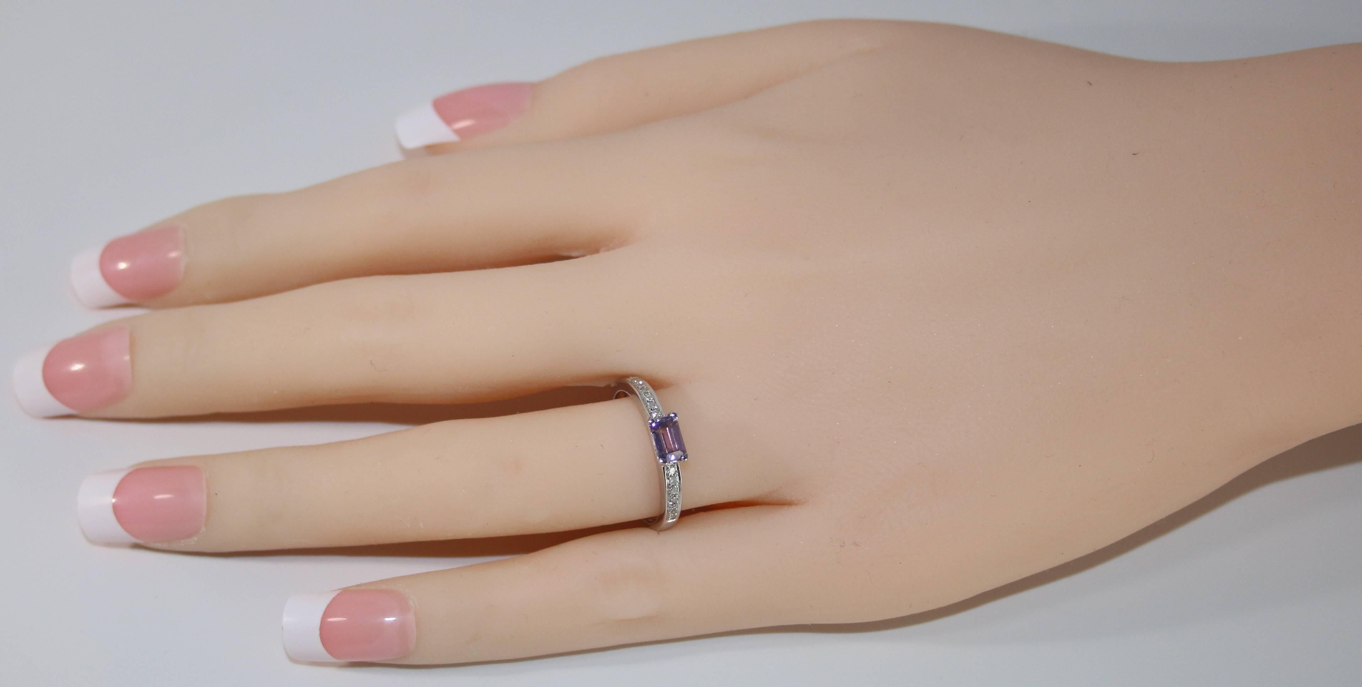 Contemporaneo Anello impilabile in oro con ametista baguette e diamanti da 0,37 carati in vendita