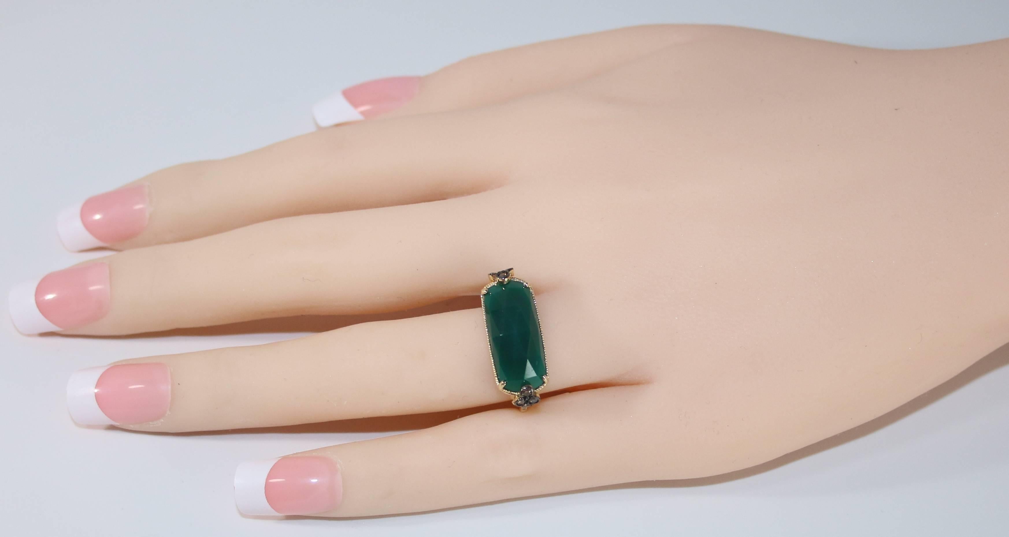 Modern Green Agate 5.35 Carats Faceted Cabochon and Diamond Gold Ring
