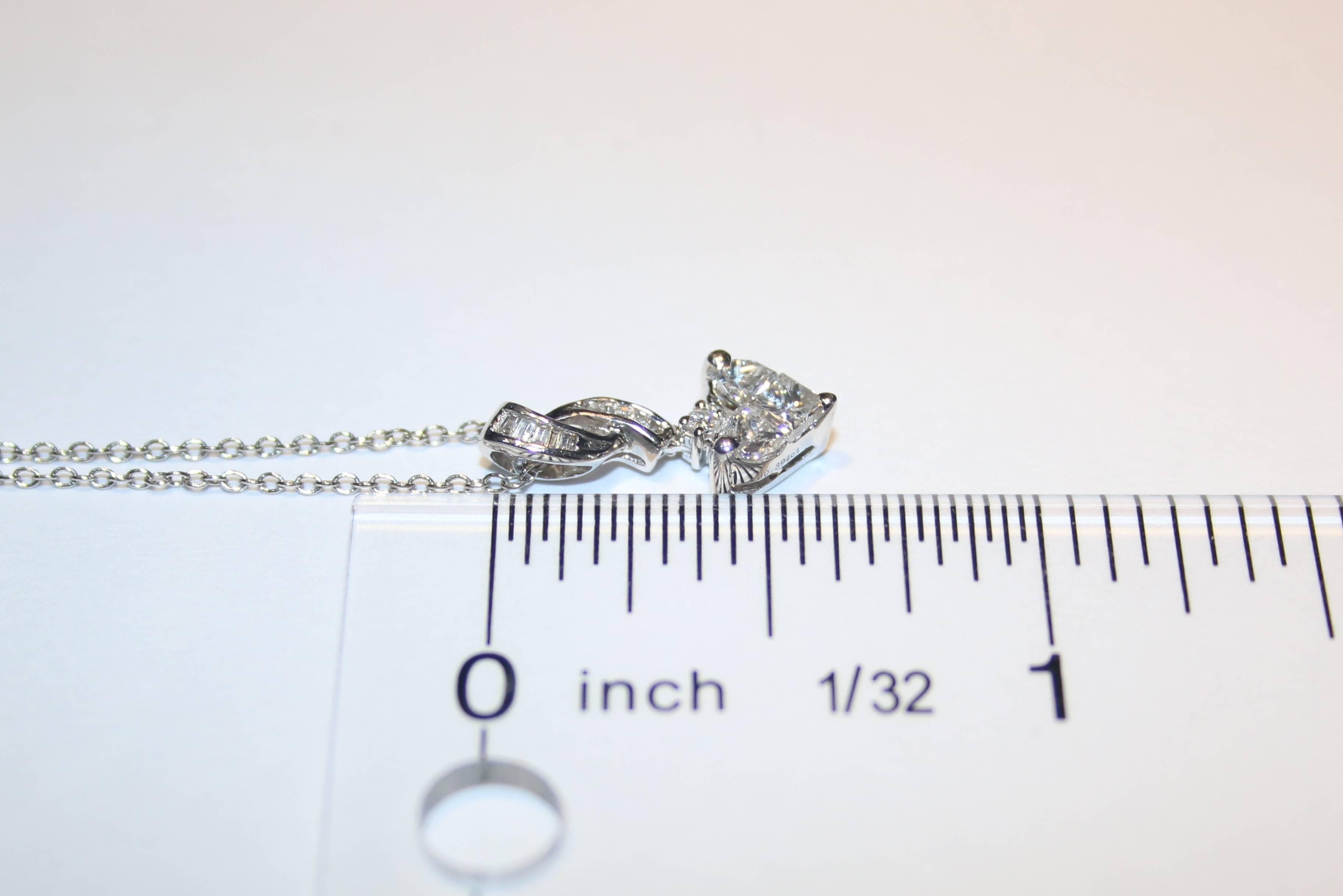 Contemporary 0.94 Carat Diamond Heart Gold Pendant Necklace For Sale