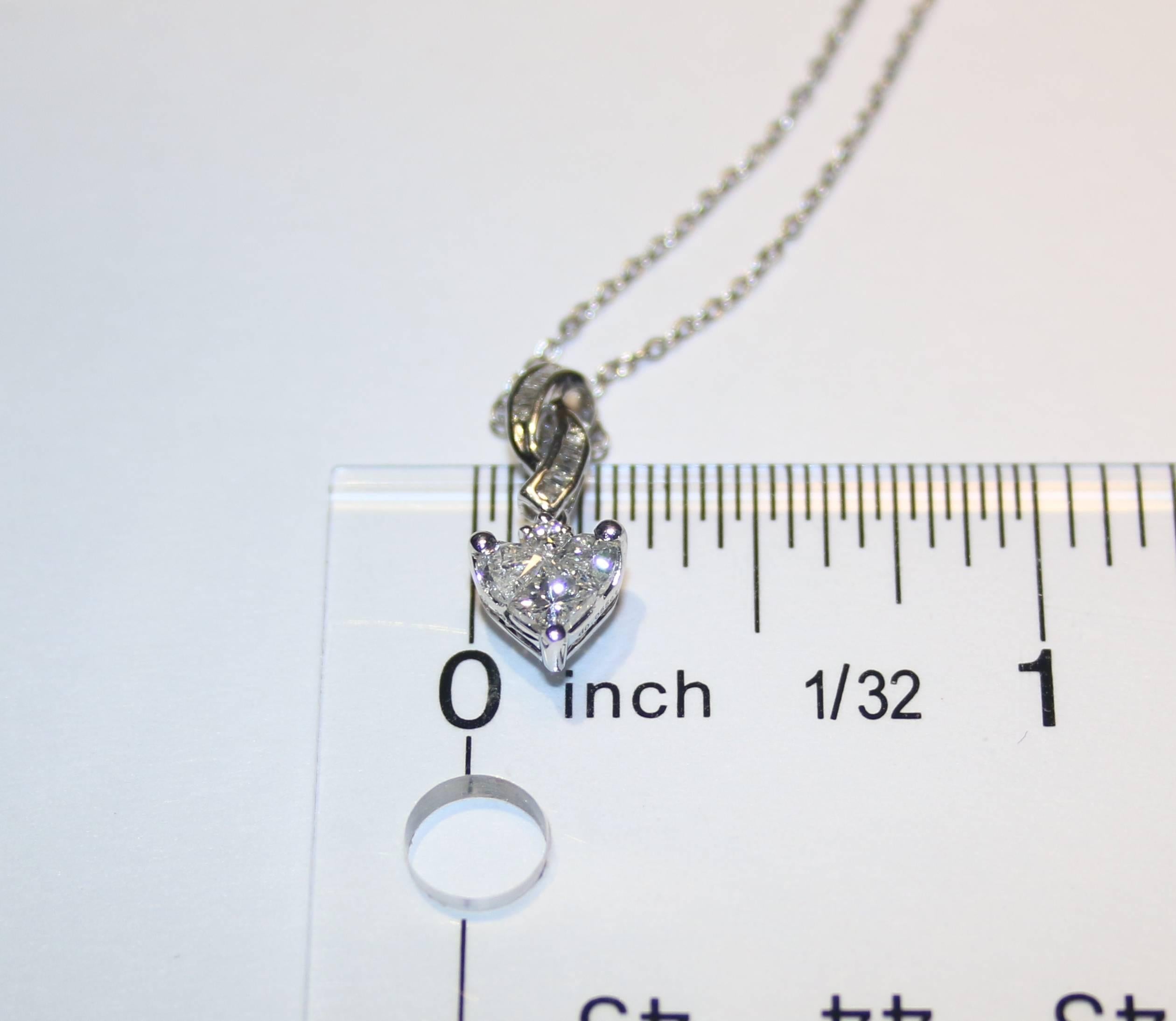 Round Cut 0.94 Carat Diamond Heart Gold Pendant Necklace For Sale