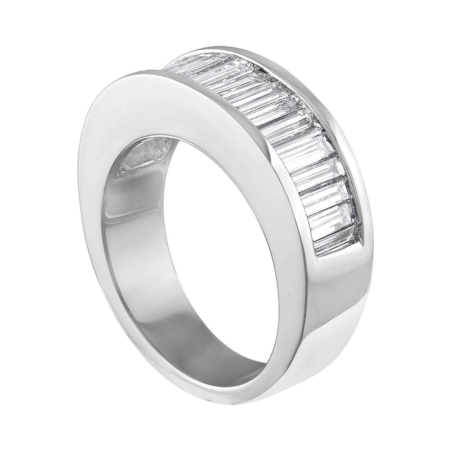 Halbmond Diamant Baguette Ring.
Der Ring ist aus 18K Weißgold.
Es sind 2,00 Karat Diamanten F VS.
Das Band ist 6,4 mm breit und verjüngt sich auf 4,4 mm.
Die Ringgröße ist 4,75, groß.
Der Ring wiegt 8,9 Gramm.