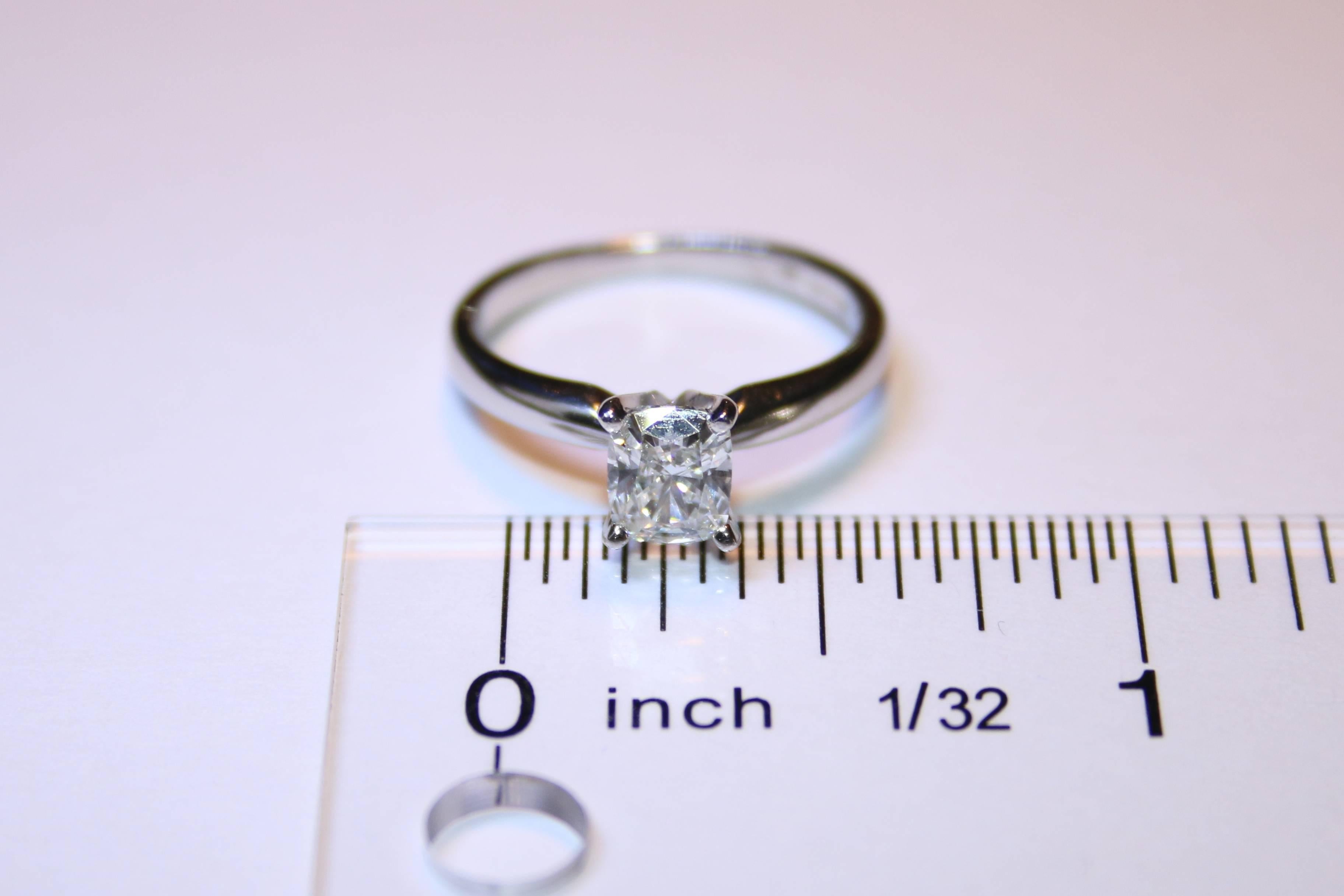 Bague solitaire en platine avec diamant taille coussin de 0,79 carat H VS1 certifié par le GIA Pour femmes en vente