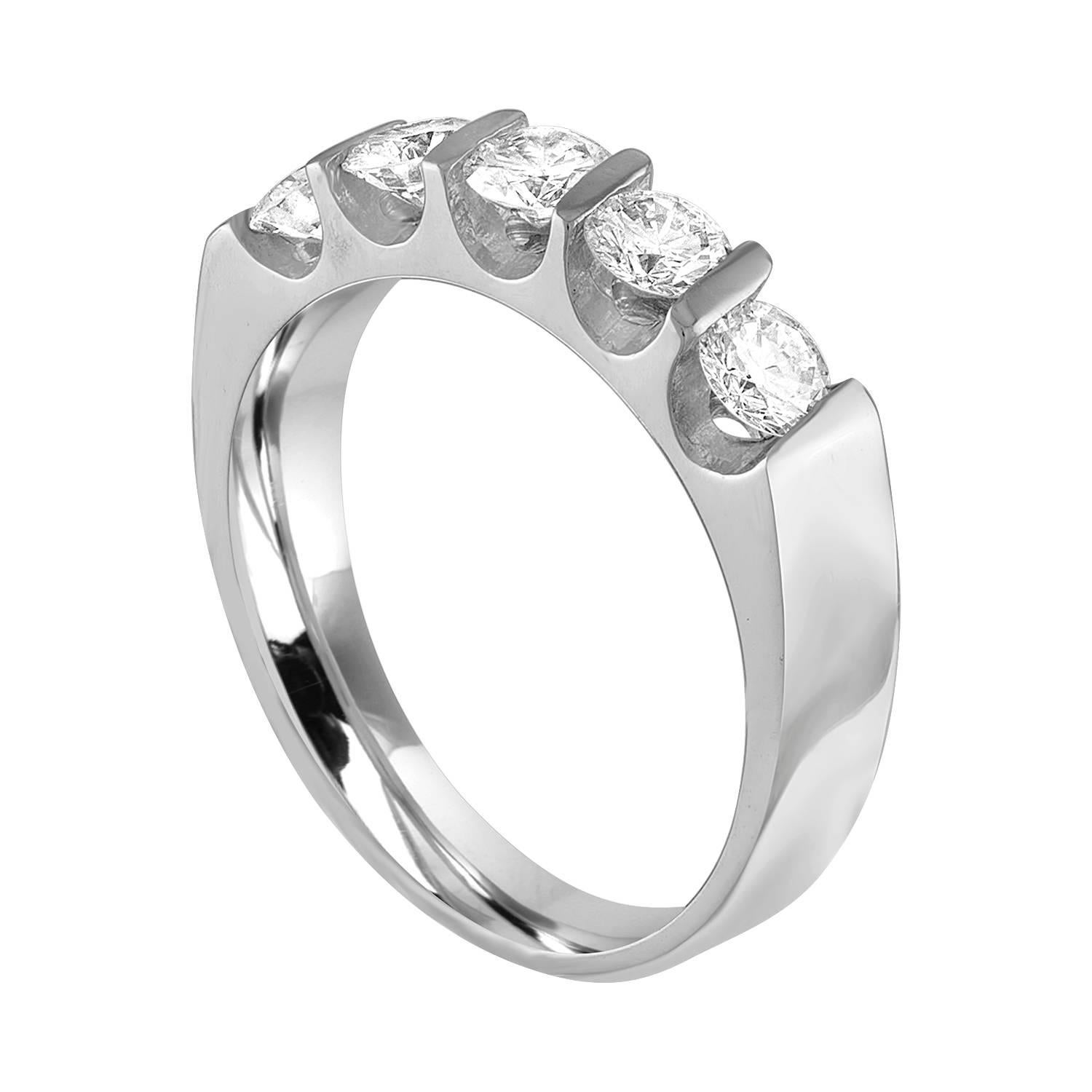 Bellissimo anello a fascia con mezzo diamante.
L'anello è in oro bianco 18 carati.
Ci sono 5 diamanti taglio rotondo in tensione.
Ci sono 0,75 carati di diamanti F VVS.
L'anello è una misura 5.25, misura notevole. 
La fascia è larga 3,96 mm e si