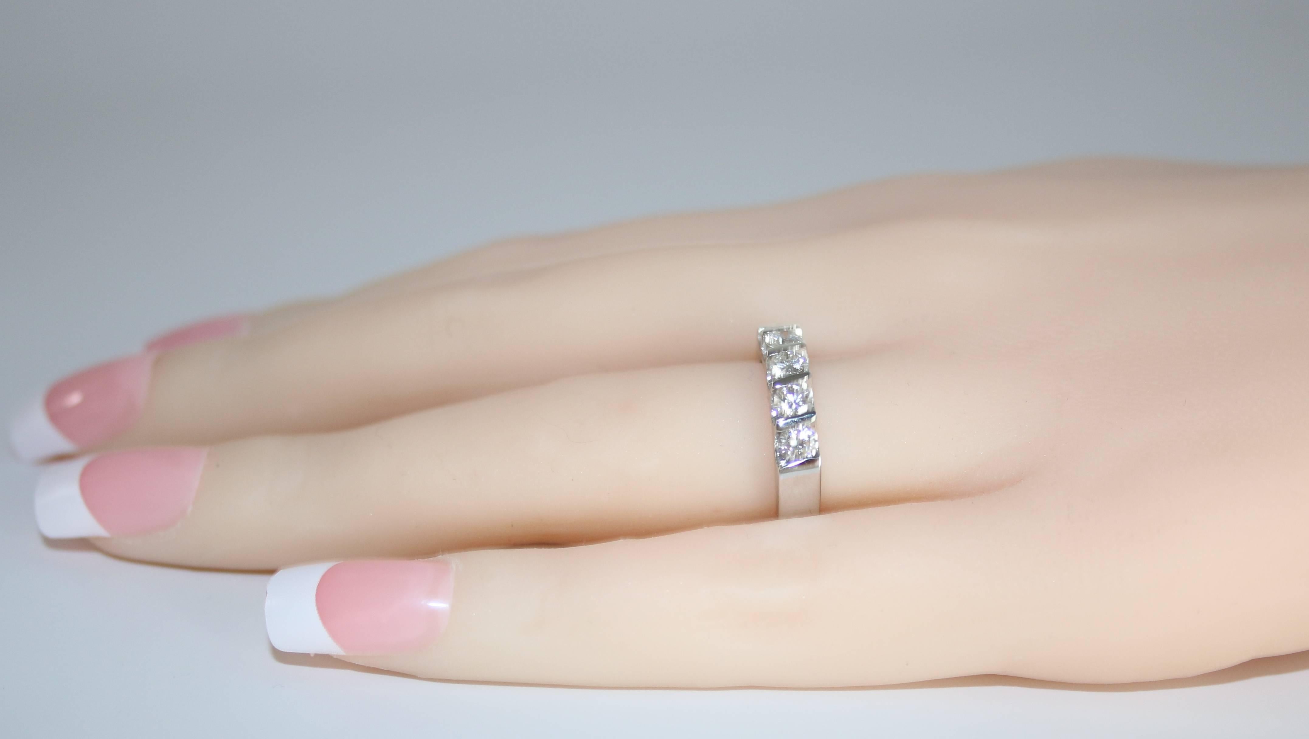 Anello a mezza fascia in oro con cinque pietre e diamanti da 0,75 carati In condizioni Nuovo in vendita a New York, NY