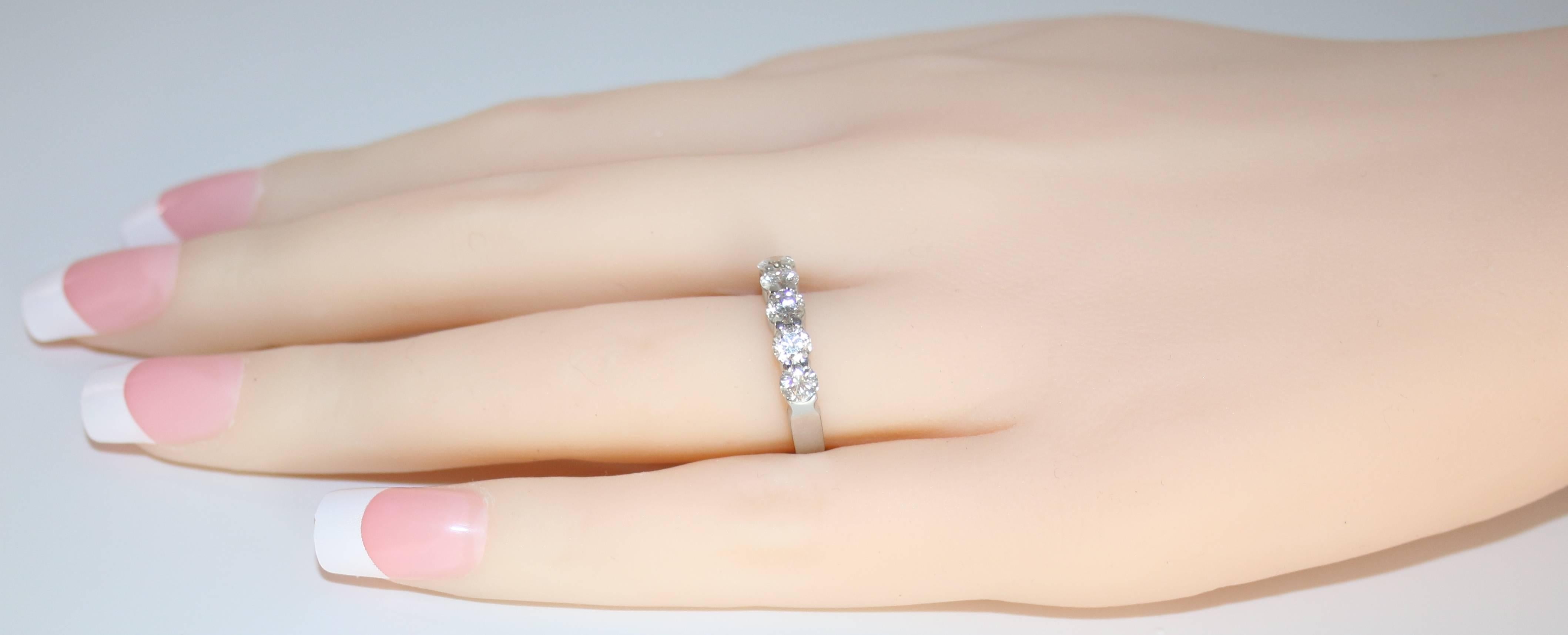 1,00 Karat Diamant Platin Fünf Stein Halbband Ring (Rundschliff) im Angebot