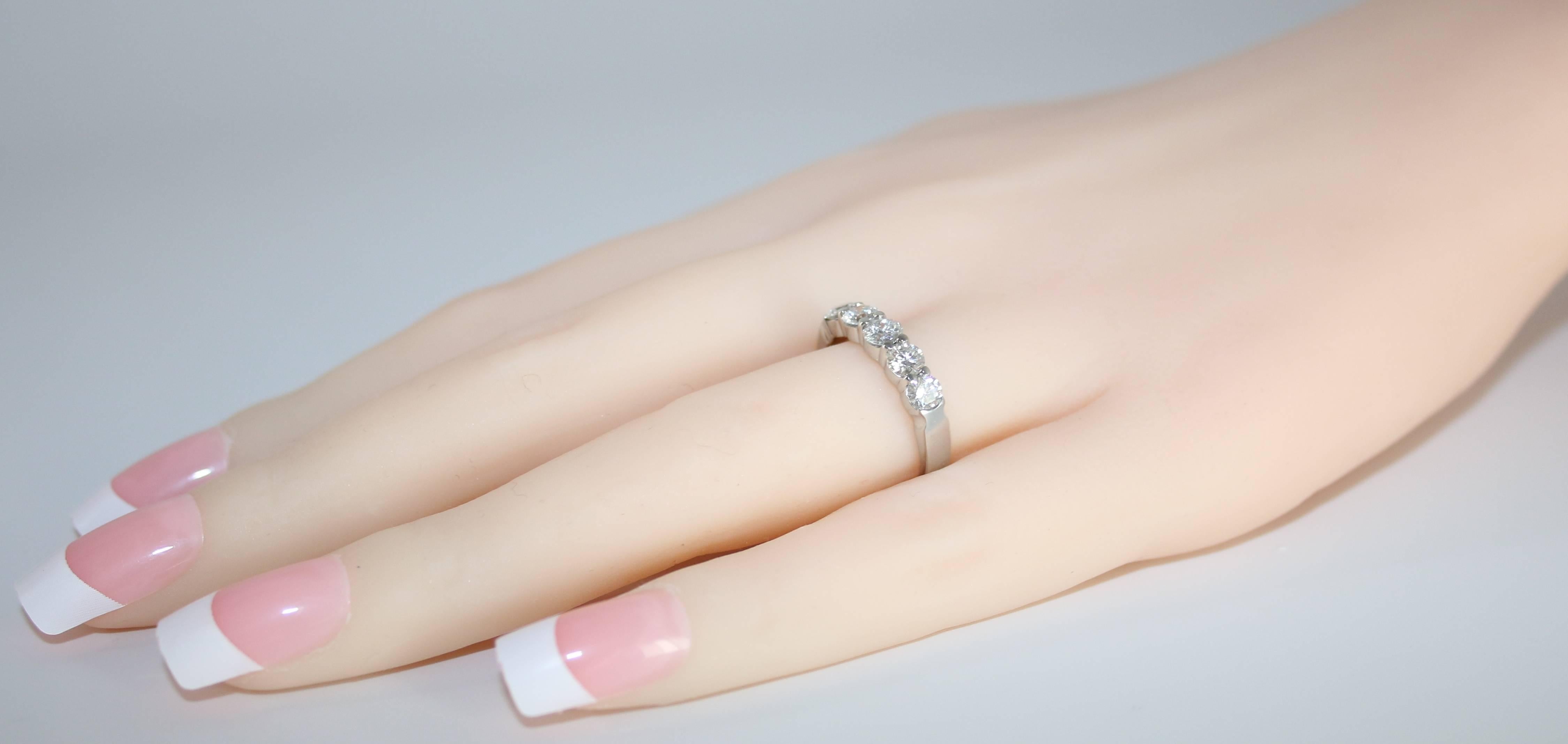 1,00 Karat Diamant Platin Fünf Stein Halbband Ring im Zustand „Neu“ im Angebot in New York, NY